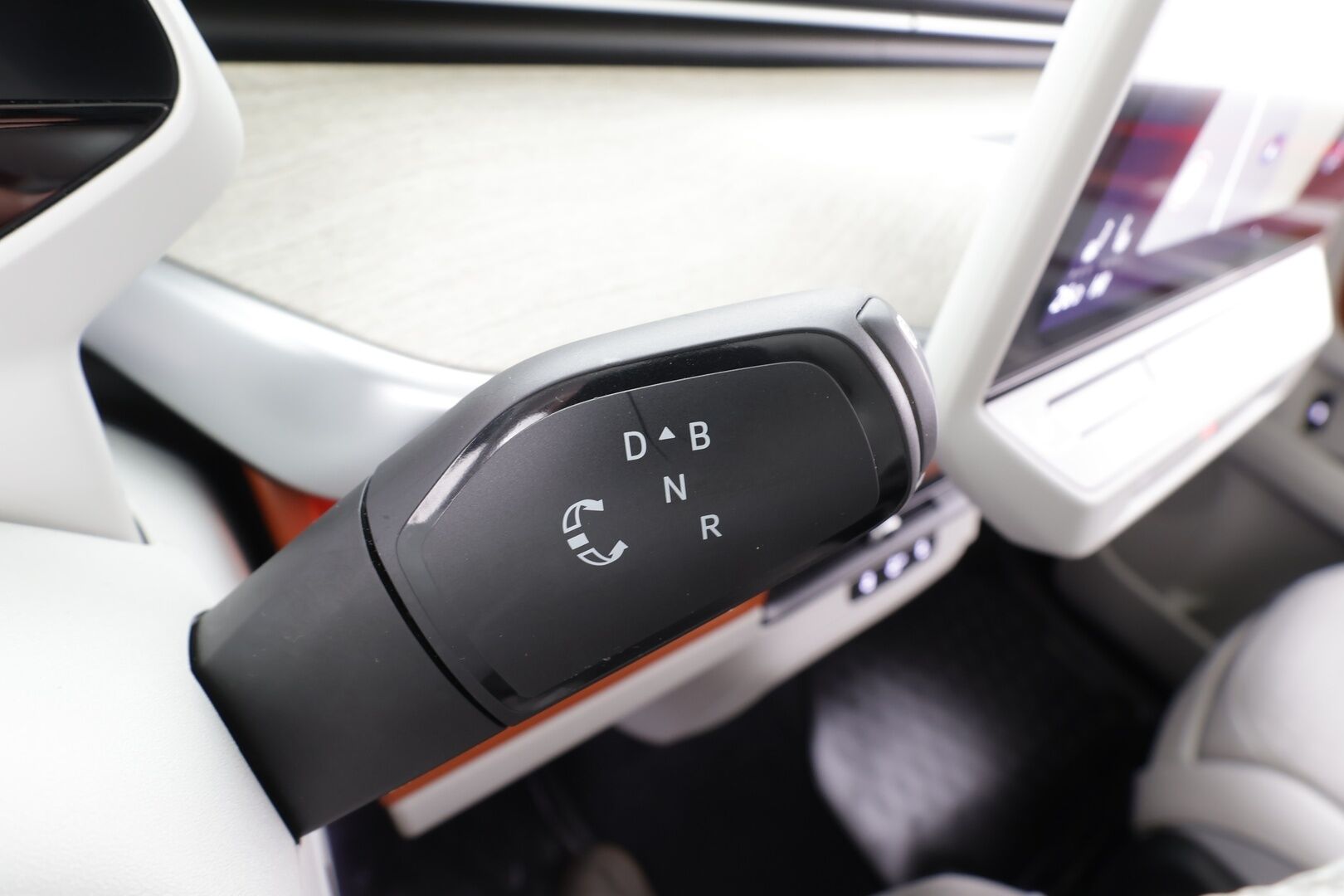 VOLKSWAGEN ID. BUZZ 2023 Pro * Sähkötoimiset liukuovet / ACC / P.kamera / IQ.Light / Muistipenkit hieronnalla / Koukku / Navi / KeylessGo * - Akku kuntotarkastettu / Kahdet renkaat aluvanteilla / Merkkihuollettu