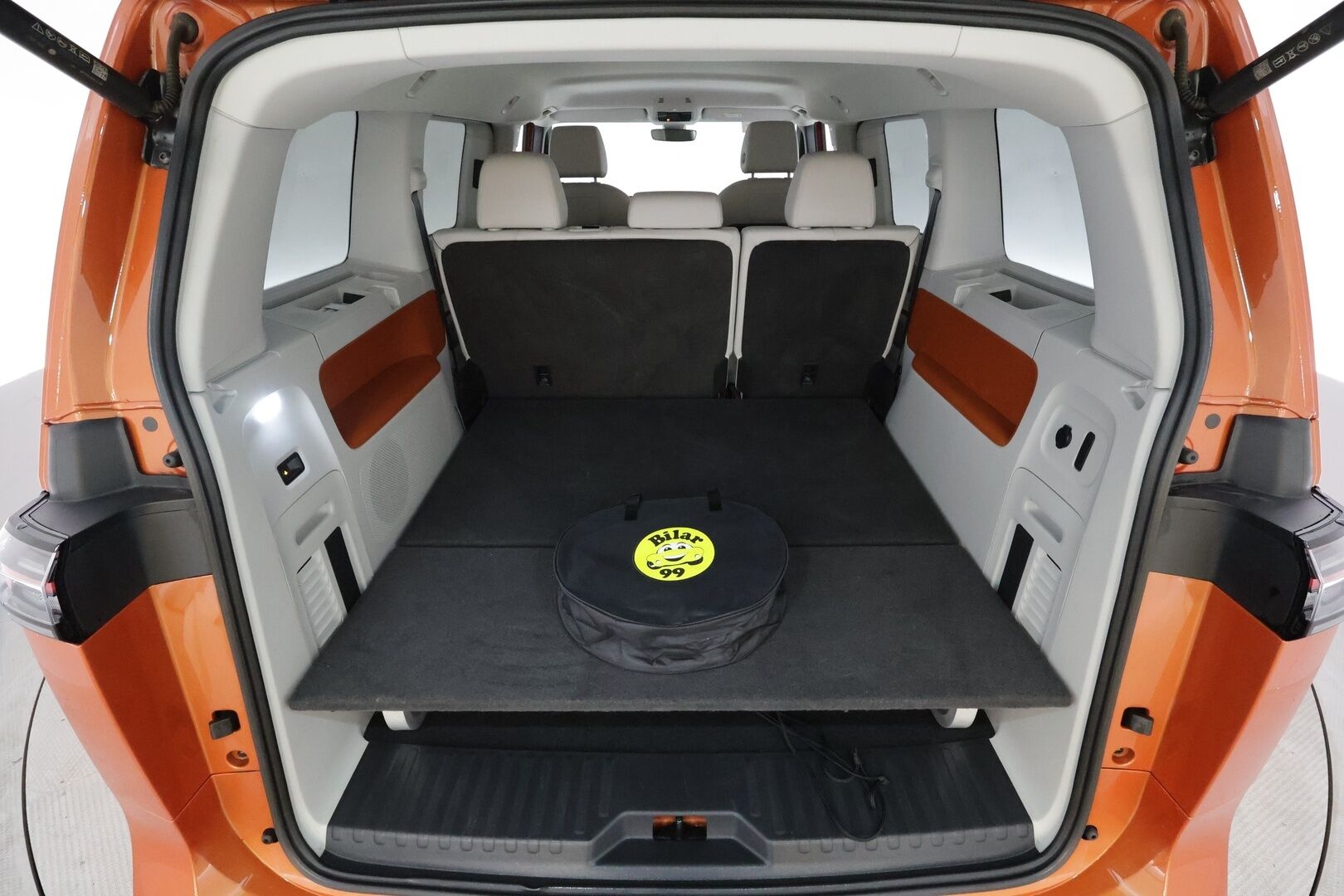 VOLKSWAGEN ID. BUZZ 2023 Pro * Sähkötoimiset liukuovet / ACC / P.kamera / IQ.Light / Muistipenkit hieronnalla / Koukku / Navi / KeylessGo * - Akku kuntotarkastettu / Kahdet renkaat aluvanteilla / Merkkihuollettu