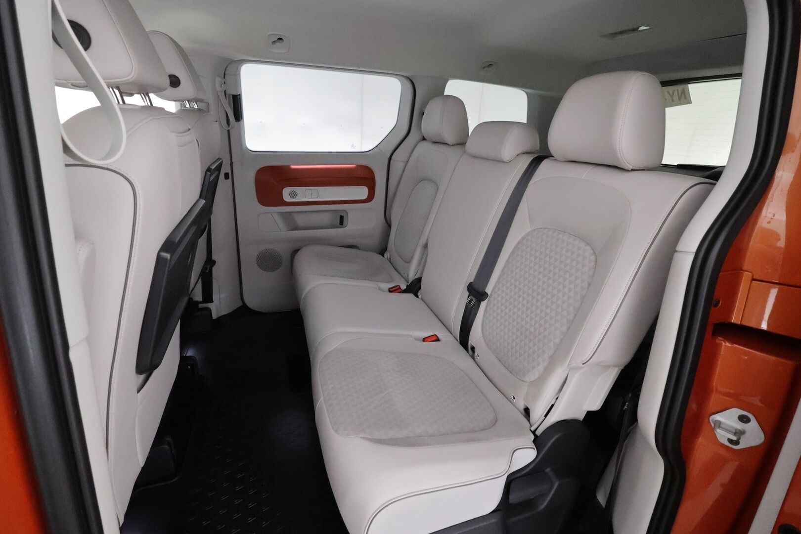 VOLKSWAGEN ID. BUZZ 2023 Pro * Sähkötoimiset liukuovet / ACC / P.kamera / IQ.Light / Muistipenkit hieronnalla / Koukku / Navi / KeylessGo * - Akku kuntotarkastettu / Kahdet renkaat aluvanteilla / Merkkihuollettu