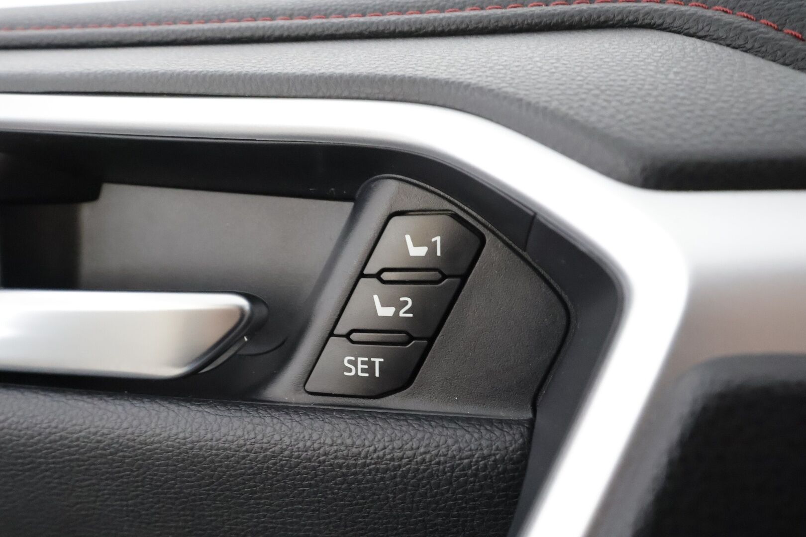 TOYOTA RAV4 PLUG-IN 2020 2.5 Hybrid AWD-i Premium * ACC / HUD / 360° / Muistipenkki / Ilmastoidut nahat / JBL / Koukku / LED / Navi / KeylessGo * - Kahdet renkaat aluvanteilla / Merkkihuollettu / Huippuvarusteet