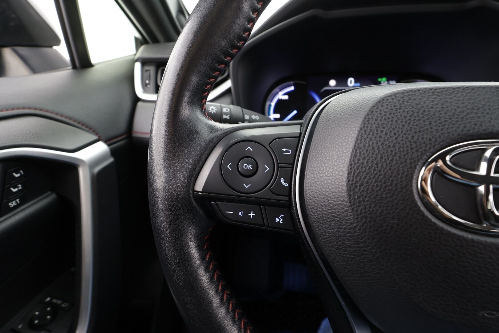 TOYOTA RAV4 PLUG-IN 2020 2.5 Hybrid AWD-i Premium * ACC / HUD / 360° / Muistipenkki / Ilmastoidut nahat / JBL / Koukku / LED / Navi / KeylessGo * - Kahdet renkaat aluvanteilla / Merkkihuollettu / Huippuvarusteet