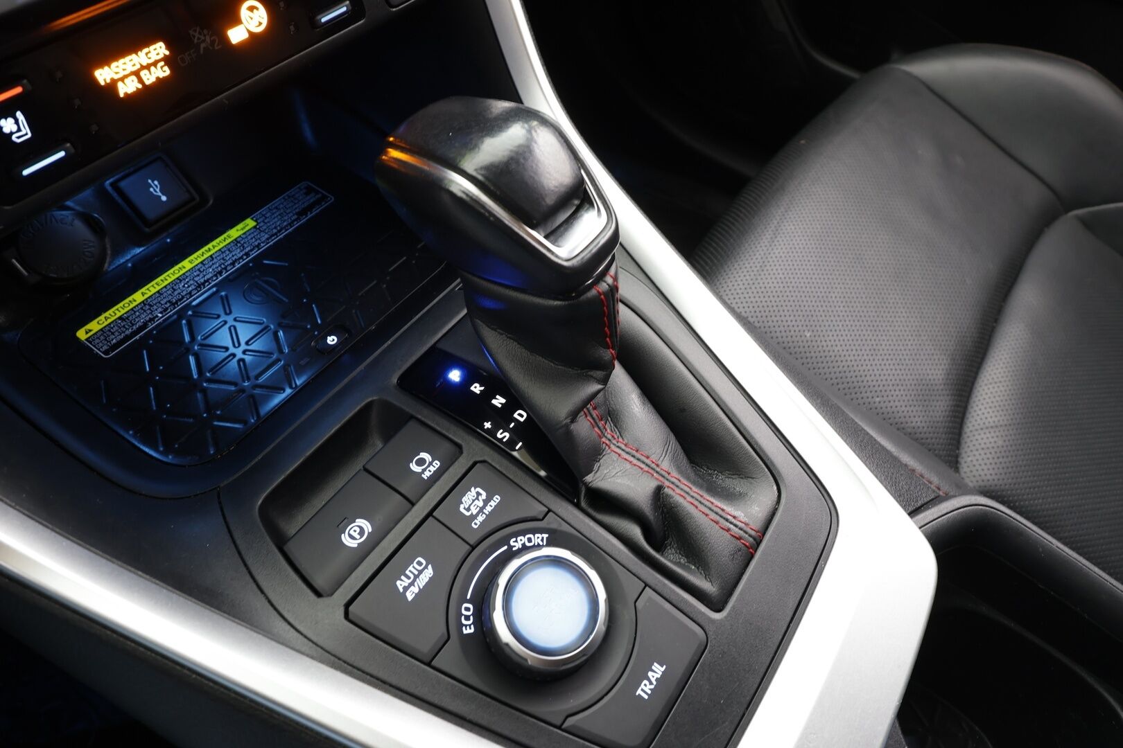 TOYOTA RAV4 PLUG-IN 2020 2.5 Hybrid AWD-i Premium * ACC / HUD / 360° / Muistipenkki / Ilmastoidut nahat / JBL / Koukku / LED / Navi / KeylessGo * - Kahdet renkaat aluvanteilla / Merkkihuollettu / Huippuvarusteet