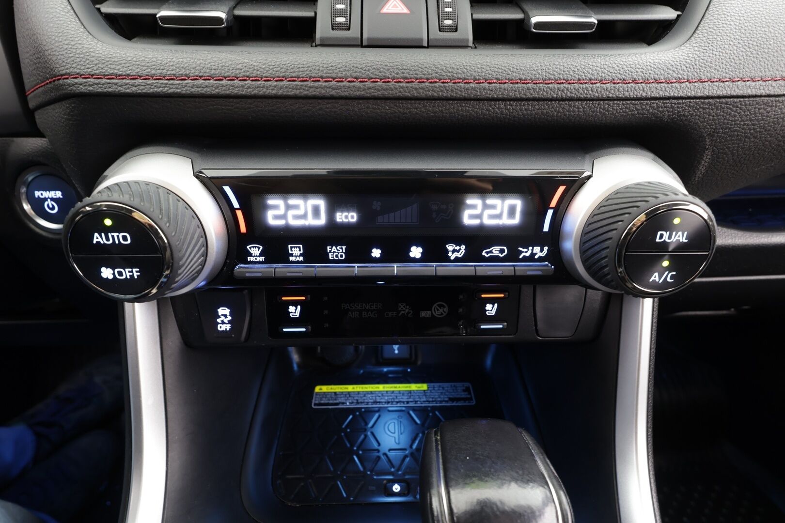 TOYOTA RAV4 PLUG-IN 2020 2.5 Hybrid AWD-i Premium * ACC / HUD / 360° / Muistipenkki / Ilmastoidut nahat / JBL / Koukku / LED / Navi / KeylessGo * - Kahdet renkaat aluvanteilla / Merkkihuollettu / Huippuvarusteet