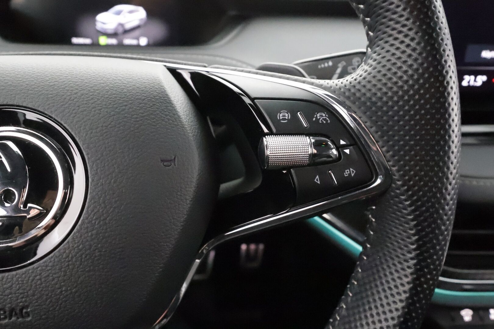 SKODA ENYAQ 2022 80 SportLine iV * ACC / ILP / Matrix-LED / Kamera / Muistipenkki / Navi / Kaistavahti / Keyless * - SoH 94.4% / Kahdet OEM vanteet / Merkkihuollot / Myydään juuri huollettuna!