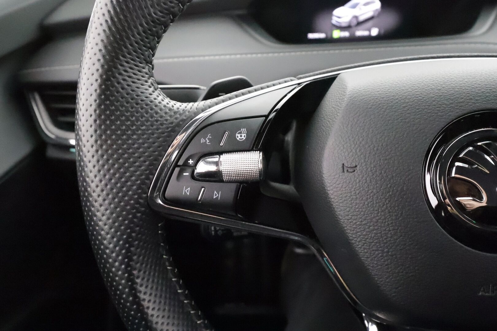 SKODA ENYAQ 2022 80 SportLine iV * ACC / ILP / Matrix-LED / Kamera / Muistipenkki / Navi / Kaistavahti / Keyless * - SoH 94.4% / Kahdet OEM vanteet / Merkkihuollot / Myydään juuri huollettuna!