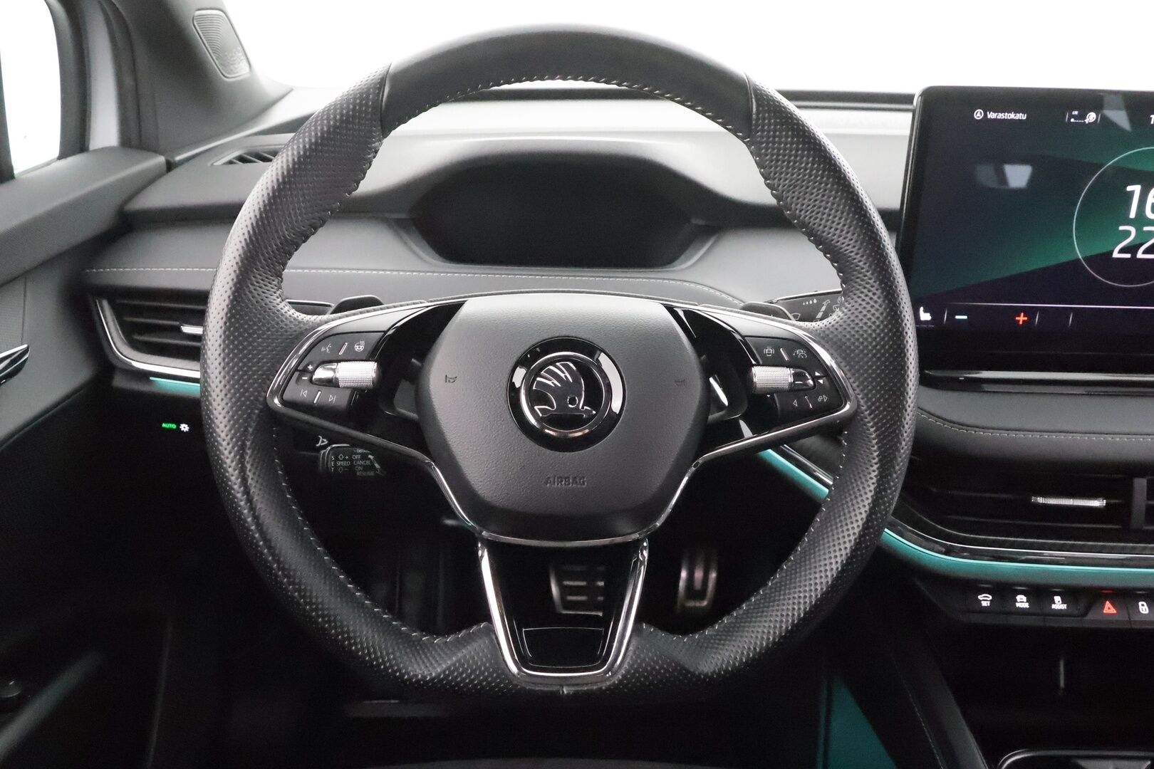 SKODA ENYAQ 2022 80 SportLine iV * ACC / ILP / Matrix-LED / Kamera / Muistipenkki / Navi / Kaistavahti / Keyless * - SoH 94.4% / Kahdet OEM vanteet / Merkkihuollot / Myydään juuri huollettuna!