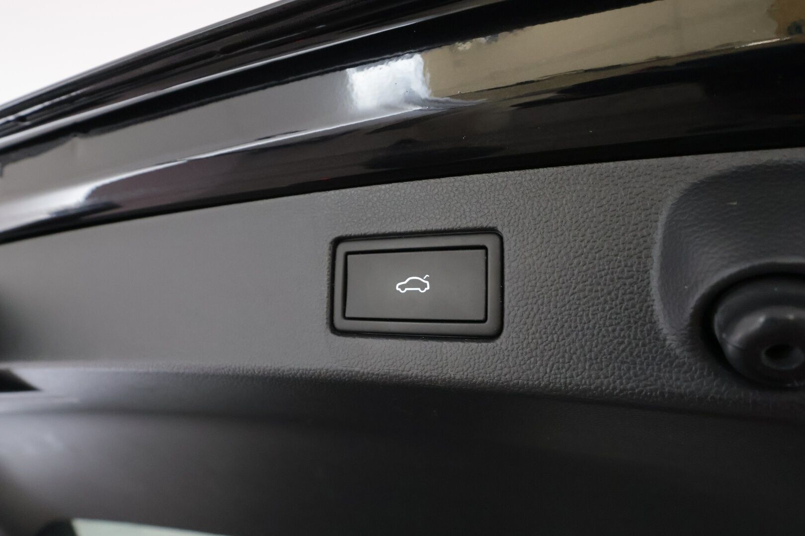 VOLKSWAGEN ARTEON 2022 Shooting Brake R-Line eHybrid 160 kW DSG * ACC / P.kamera / LED / Navi / Koukku / Webasto / KeylessGo * - Kahdet renkaat aluvanteilla - HULLUT BLACKWEEK JATKOT - KORKOTARJOUS 2,49%