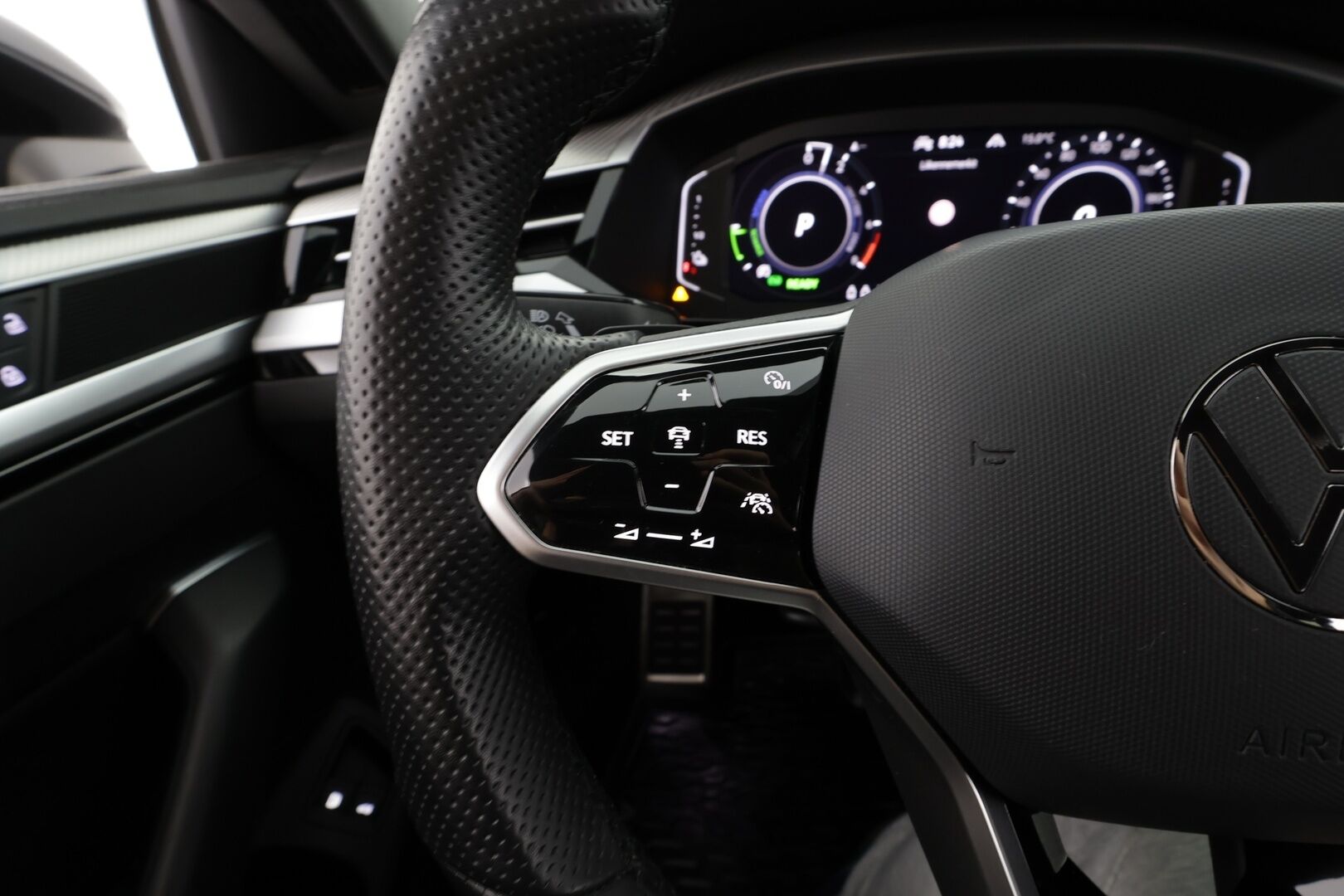 VOLKSWAGEN ARTEON 2022 Shooting Brake R-Line eHybrid 160 kW DSG * ACC / P.kamera / LED / Navi / Koukku / Webasto / KeylessGo * - Kahdet renkaat aluvanteilla - HULLUT BLACKWEEK JATKOT - KORKOTARJOUS 2,49%