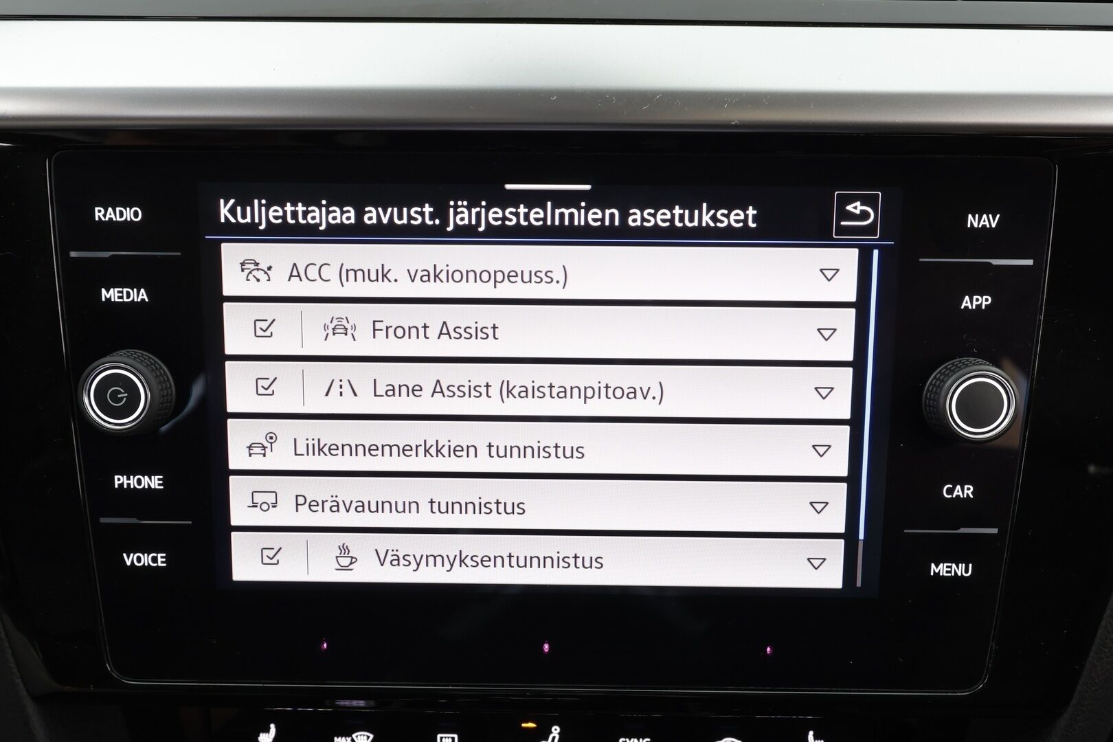 VOLKSWAGEN ARTEON 2022 Shooting Brake R-Line eHybrid 160 kW DSG *Webasto / ACC / P.kamera / LED / Navi / Koukku / KeylessGo* - Akku kuntotarkastettu / Kahdet renkaat aluvanteilla