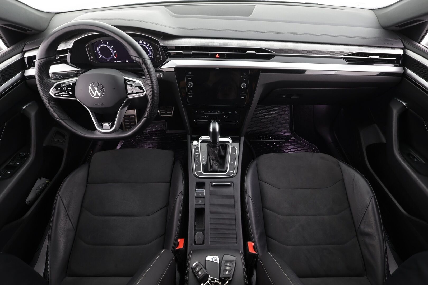 VOLKSWAGEN ARTEON 2022 Shooting Brake R-Line eHybrid 160 kW DSG *Webasto / ACC / P.kamera / LED / Navi / Koukku / KeylessGo* - Akku kuntotarkastettu / Kahdet renkaat aluvanteilla