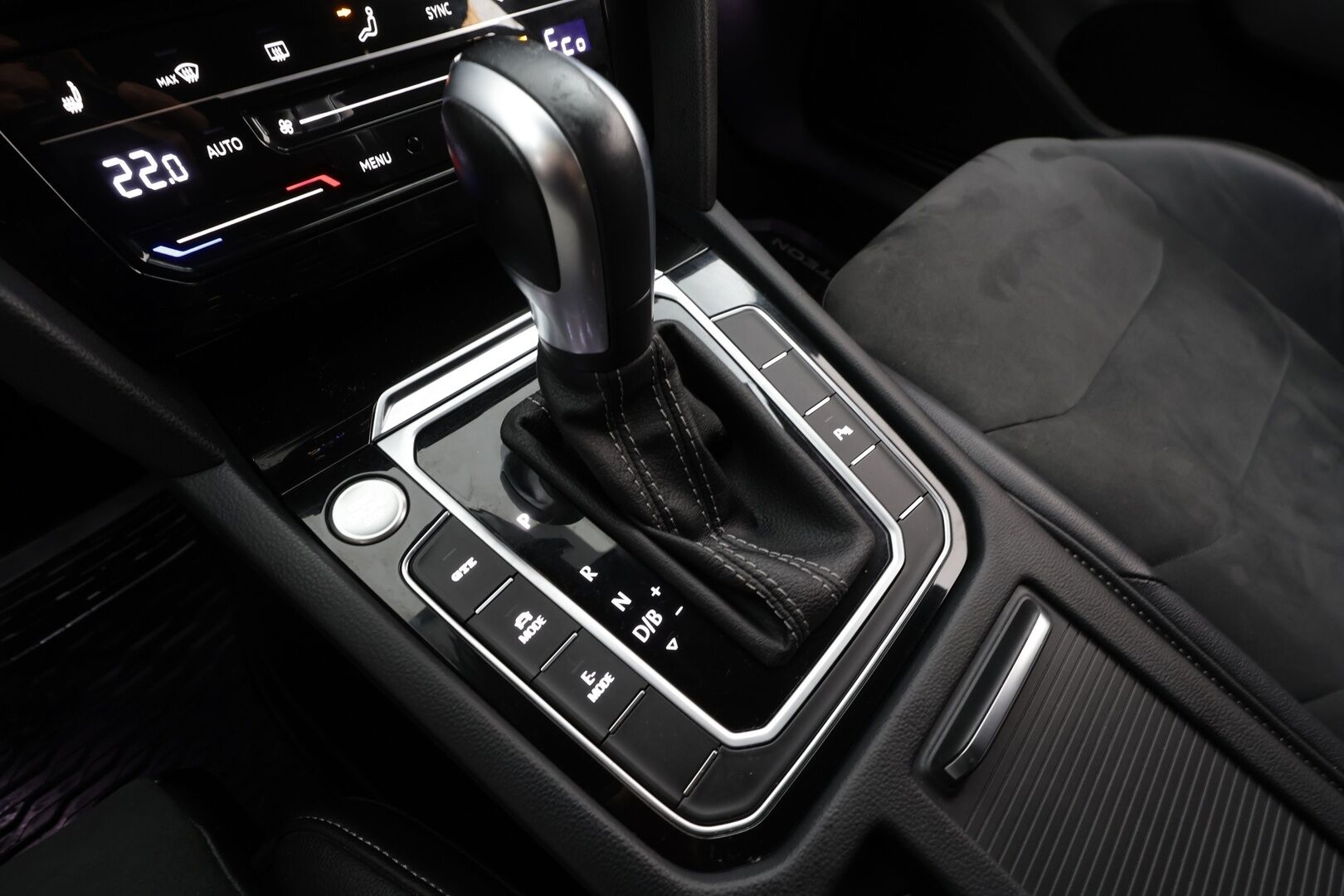 VOLKSWAGEN ARTEON 2022 Shooting Brake R-Line eHybrid 160 kW DSG *Webasto / ACC / P.kamera / LED / Navi / Koukku / KeylessGo* - Akku kuntotarkastettu / Kahdet renkaat aluvanteilla