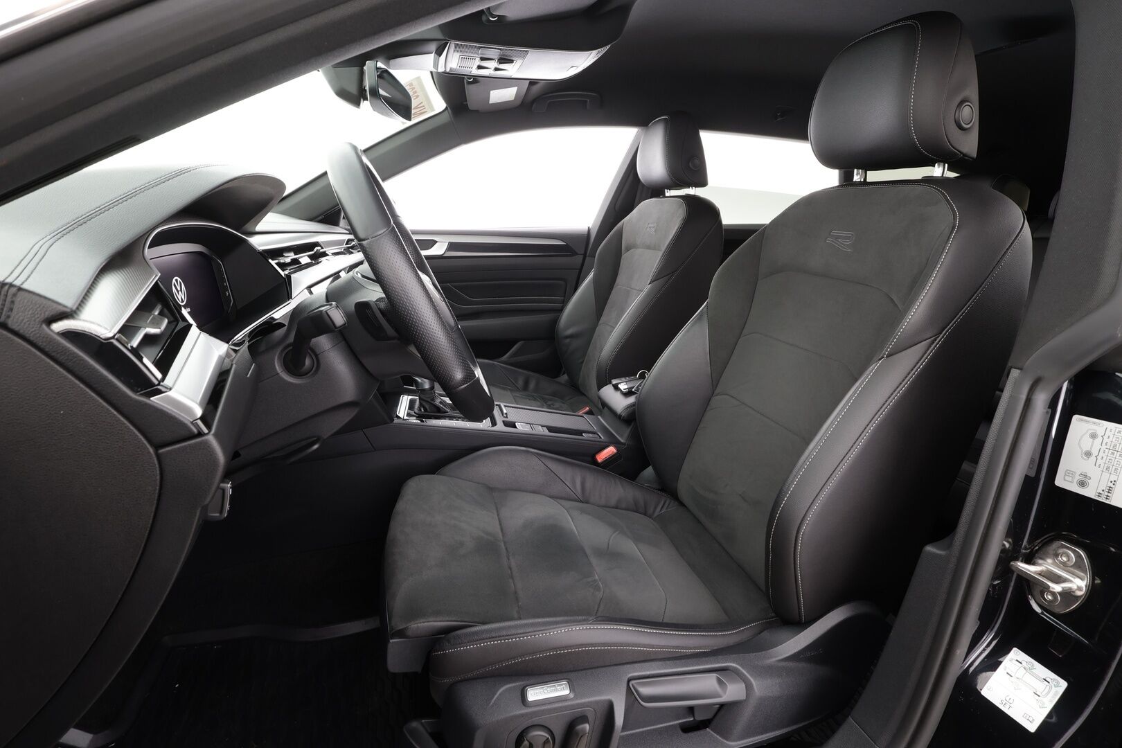 VOLKSWAGEN ARTEON 2022 Shooting Brake R-Line eHybrid 160 kW DSG *Webasto / ACC / P.kamera / LED / Navi / Koukku / KeylessGo* - Akku kuntotarkastettu / Kahdet renkaat aluvanteilla