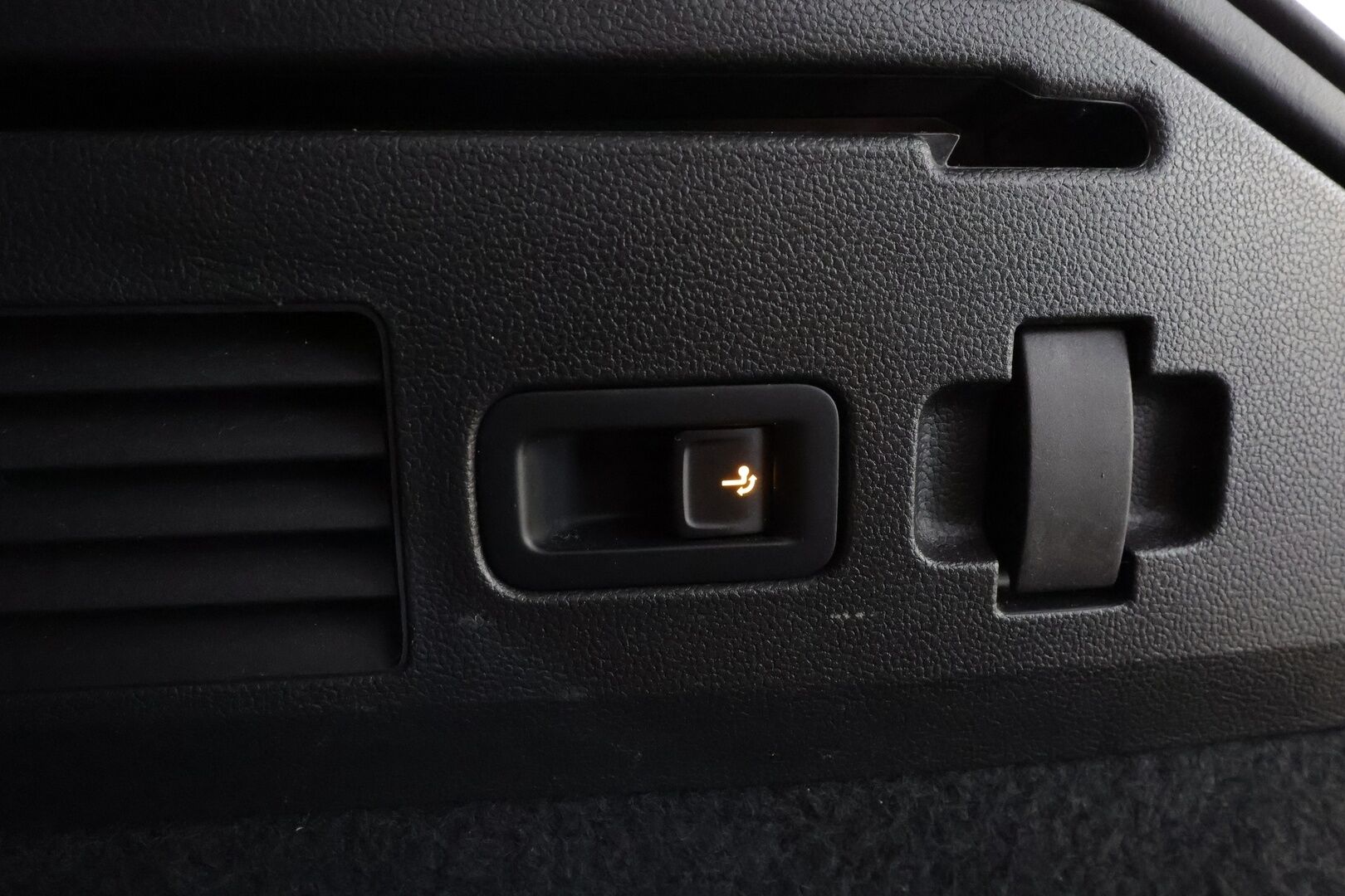 VOLKSWAGEN ARTEON 2022 Shooting Brake R-Line eHybrid 160 kW DSG * ACC / P.kamera / LED / Navi / Koukku / Webasto / KeylessGo * - Kahdet renkaat aluvanteilla - HULLUT BLACKWEEK JATKOT - KORKOTARJOUS 2,49%