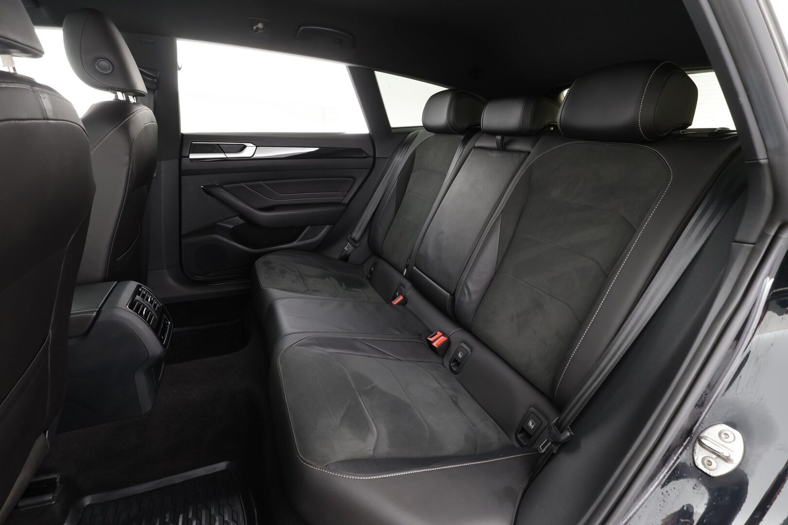 VOLKSWAGEN ARTEON 2022 Shooting Brake R-Line eHybrid 160 kW DSG *Webasto / ACC / P.kamera / LED / Navi / Koukku / KeylessGo* - Akku kuntotarkastettu / Kahdet renkaat aluvanteilla