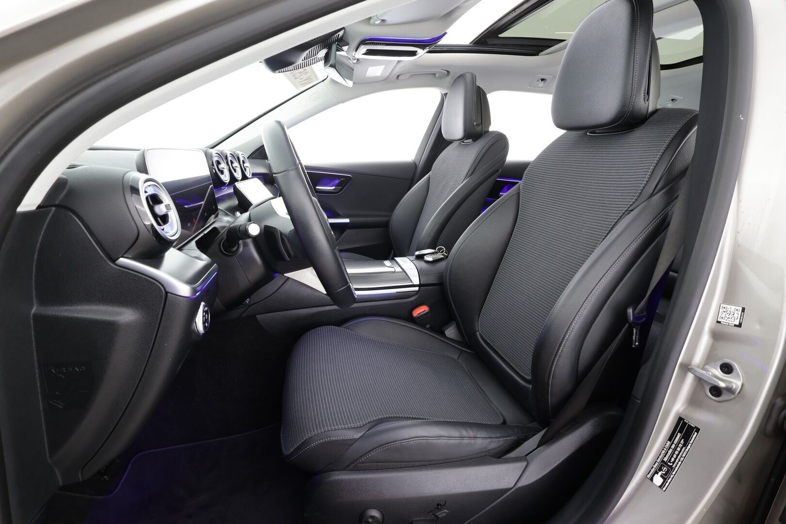 MERCEDES-BENZ C 2022 300d T Avantgarde - Webasto | Distronic+ | Panorama | Peruutuskamera | Vetokoukku | LED High Performance | Comand Navi | Näyttävä!