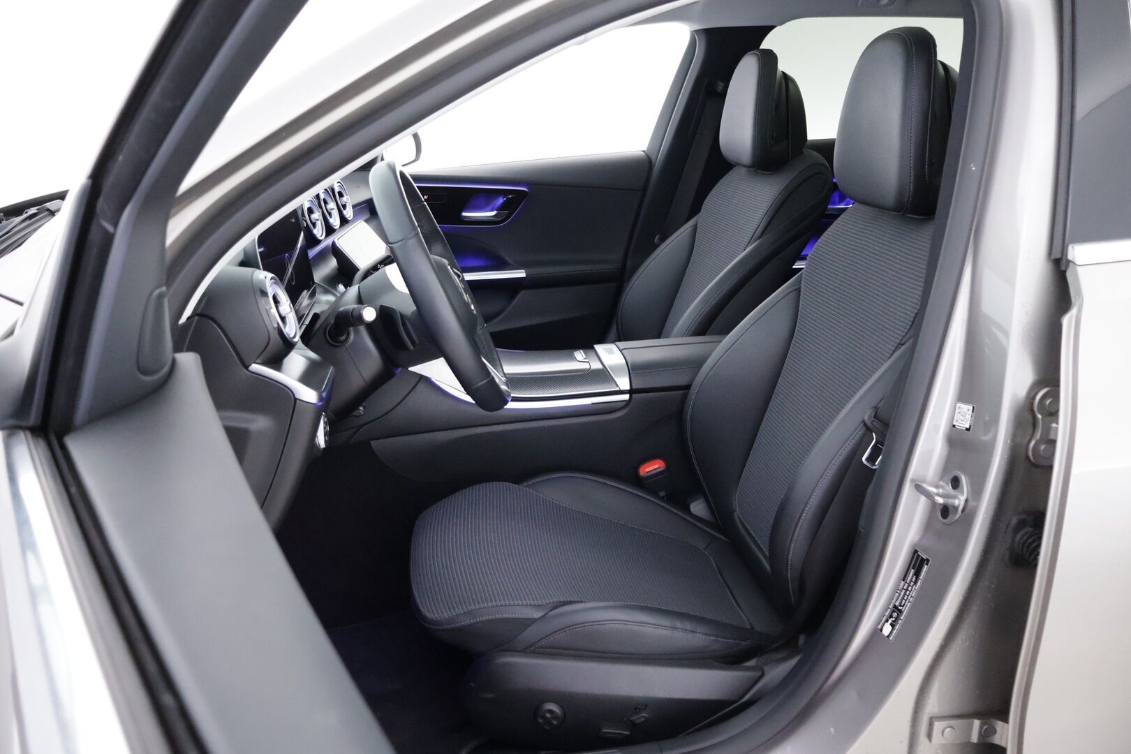 MERCEDES-BENZ C 2022 300d T Avantgarde - Webasto | Distronic+ | Panorama | Peruutuskamera | Vetokoukku | LED High Performance | Comand Navi | Näyttävä!
