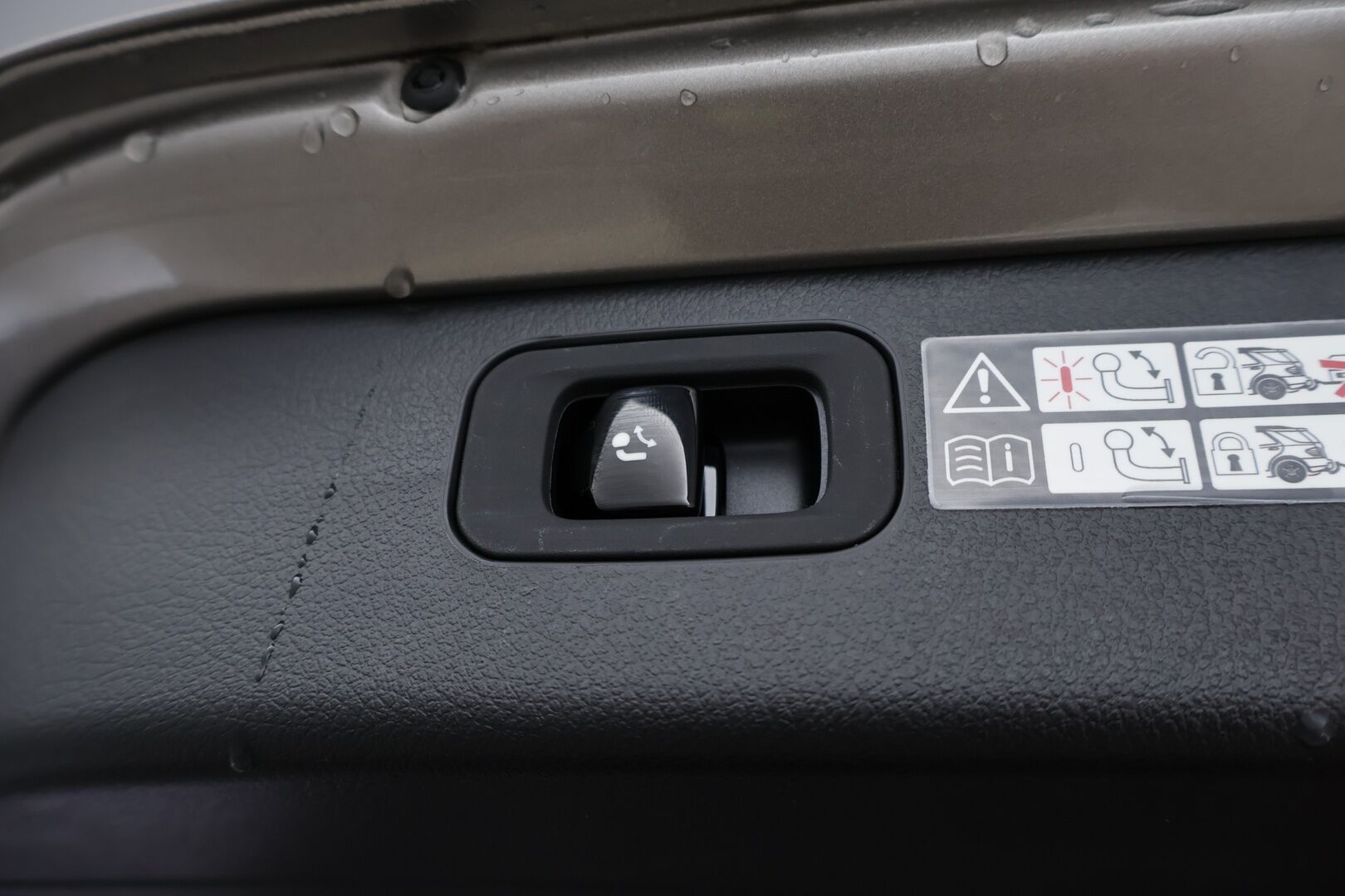 MERCEDES-BENZ C 2022 300d T Avantgarde - Webasto | Distronic+ | Panorama | Peruutuskamera | Vetokoukku | LED High Performance | Comand Navi | Näyttävä!