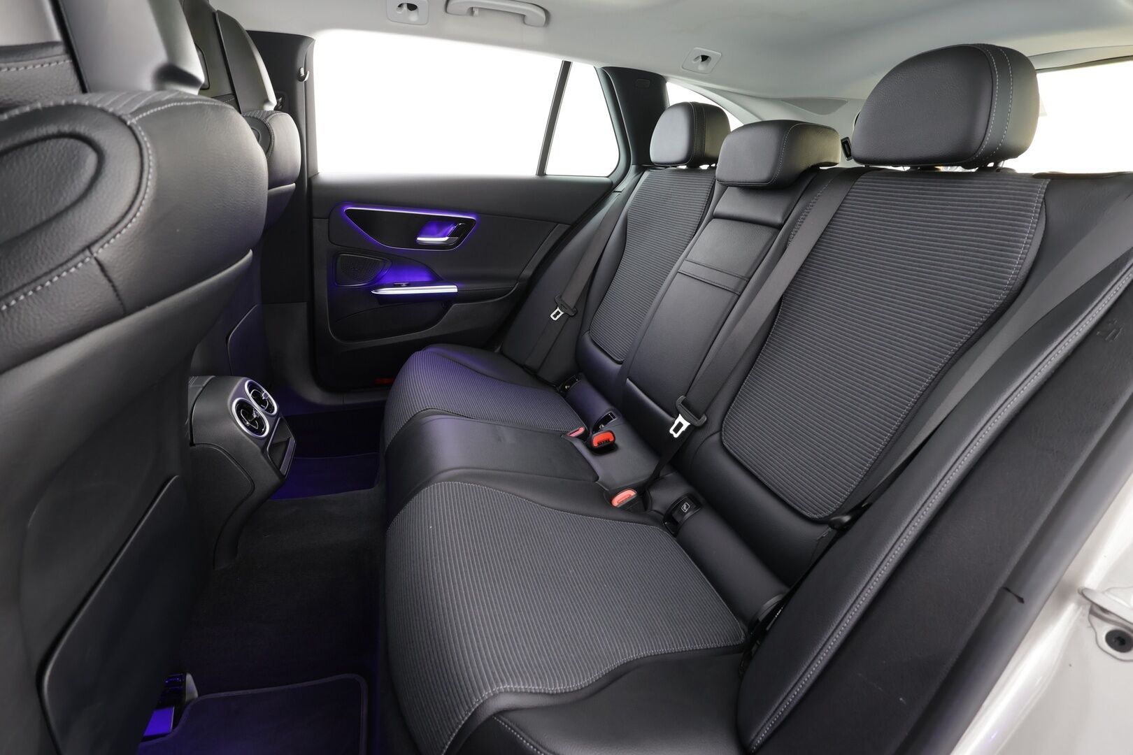 MERCEDES-BENZ C 2022 300d T Avantgarde - Webasto | Distronic+ | Panorama | Peruutuskamera | Vetokoukku | LED High Performance | Comand Navi | Näyttävä!