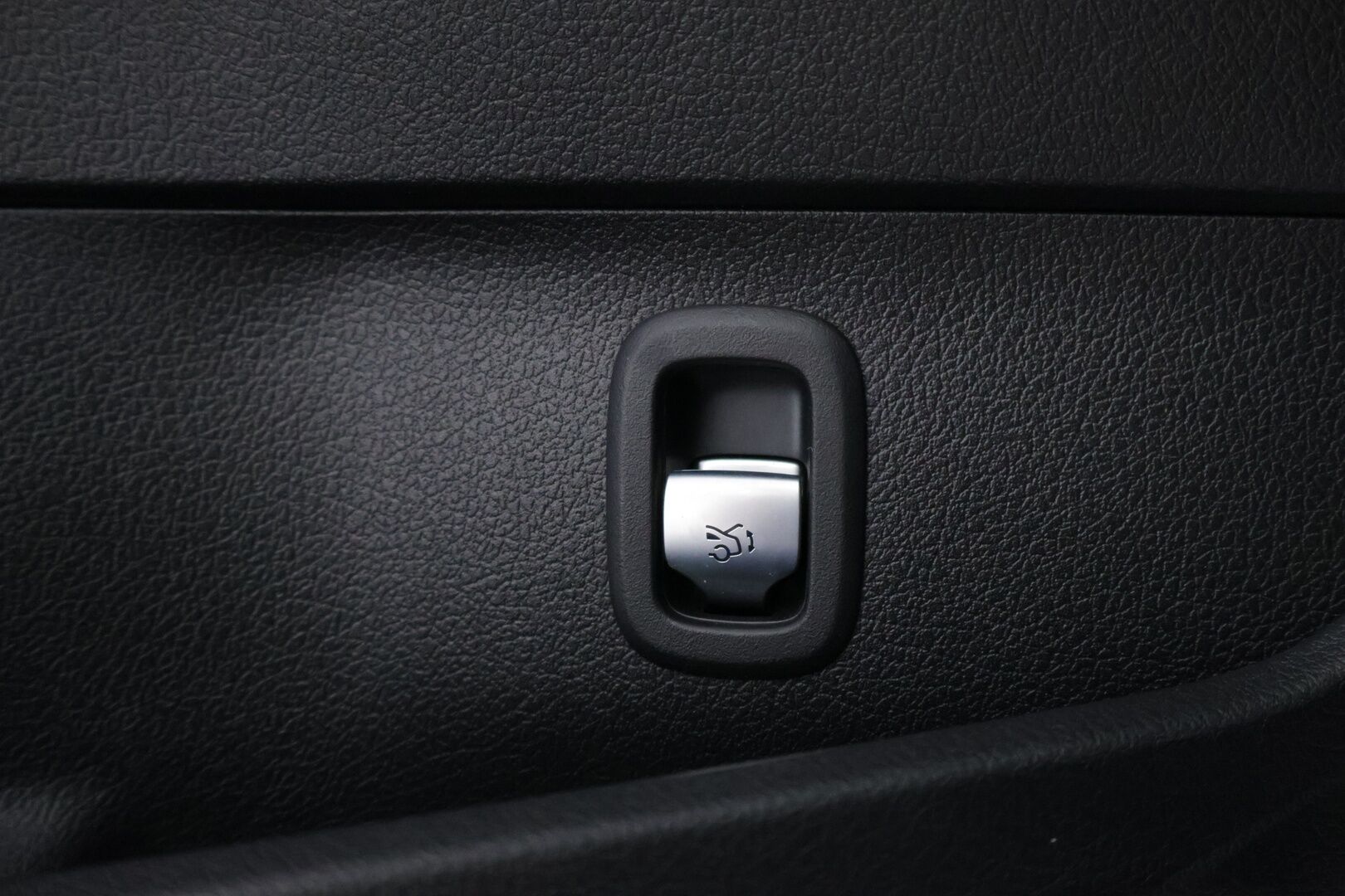 MERCEDES-BENZ C 2022 300d T Avantgarde - Webasto | Distronic+ | Panorama | Peruutuskamera | Vetokoukku | LED High Performance | Comand Navi | Näyttävä!
