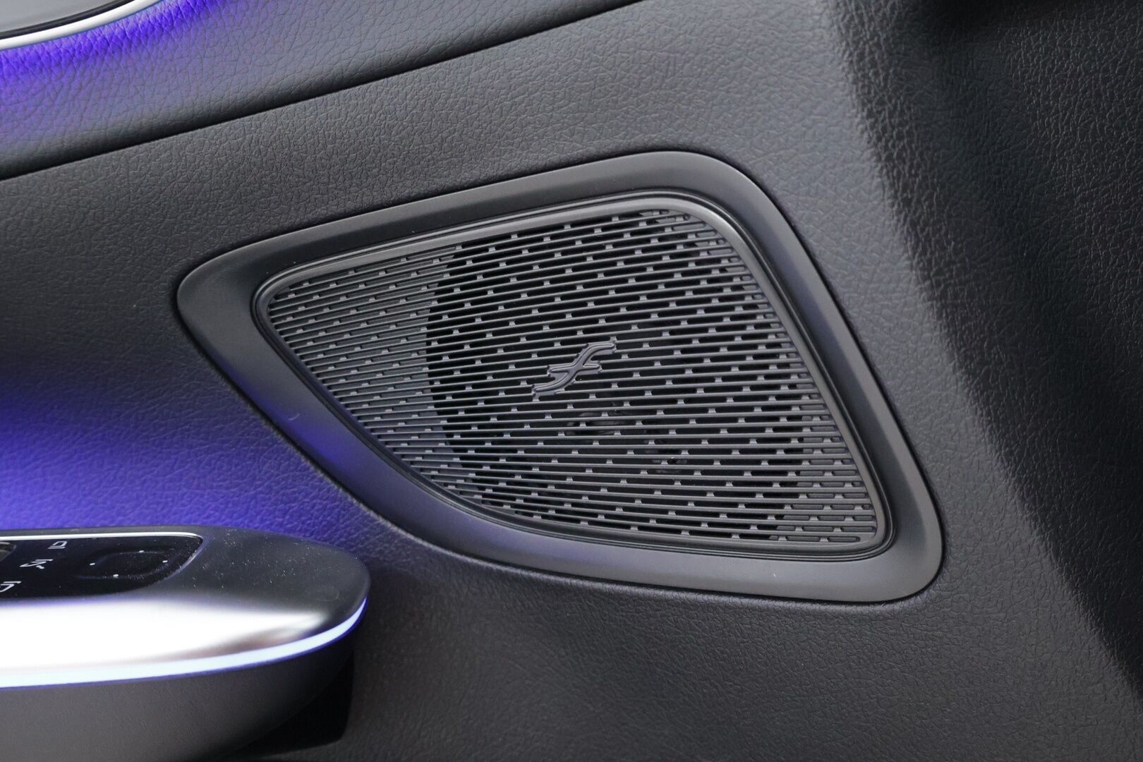 MERCEDES-BENZ C 2022 300d T Avantgarde - Webasto | Distronic+ | Panorama | Peruutuskamera | Vetokoukku | LED High Performance | Comand Navi | Näyttävä!