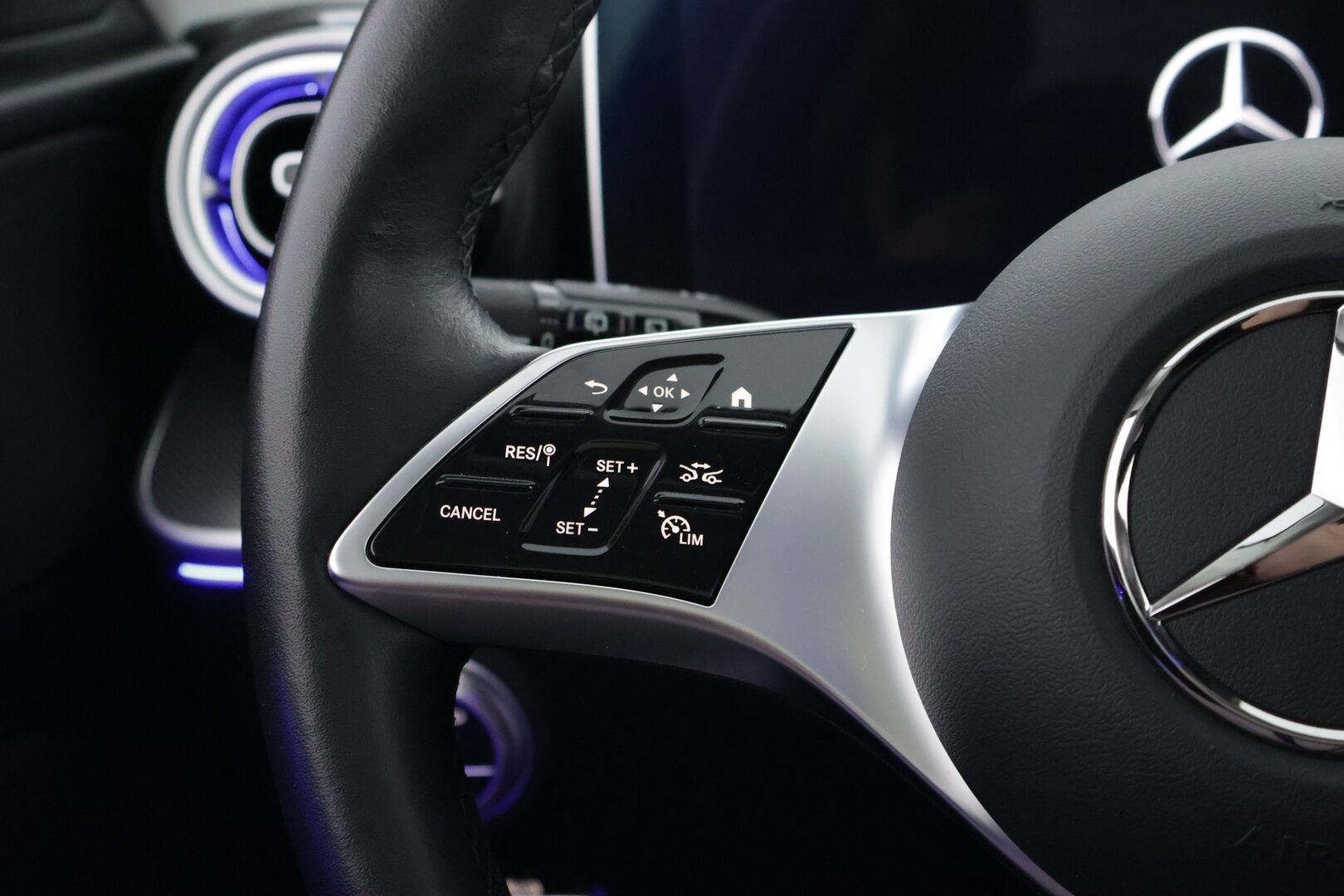 MERCEDES-BENZ C 2022 300d T Avantgarde - Webasto | Distronic+ | Panorama | Peruutuskamera | Vetokoukku | LED High Performance | Comand Navi | Näyttävä!