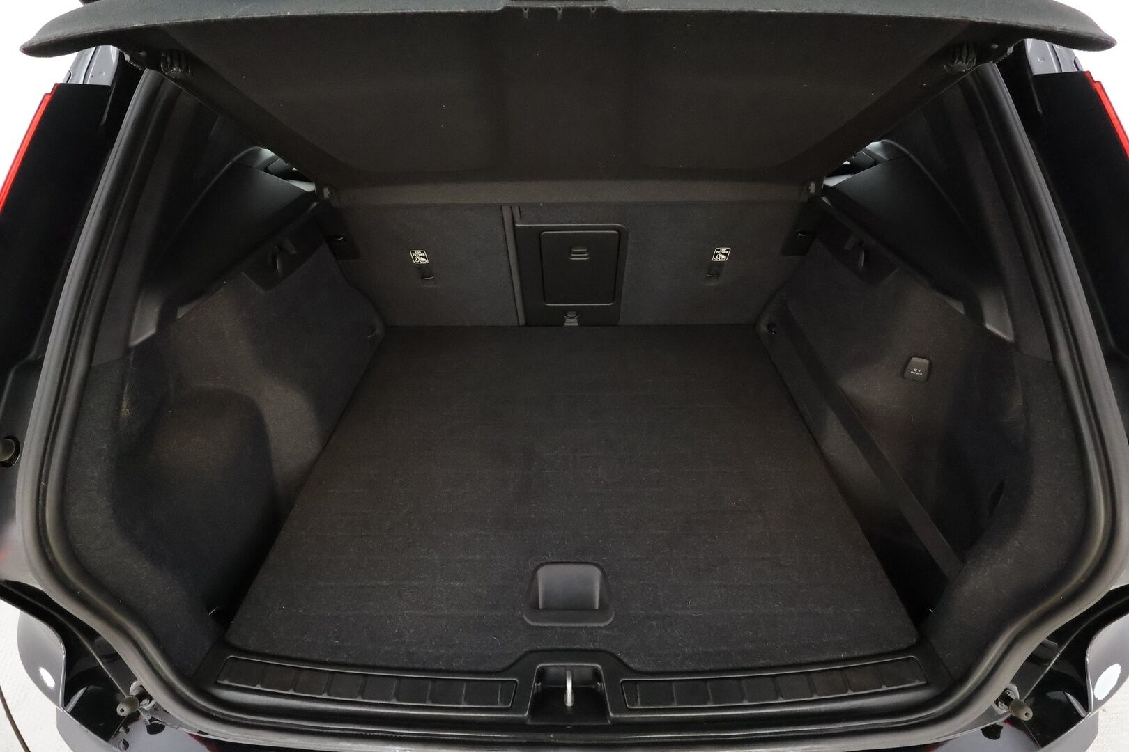 Volvo XC40 2020 D3 AWD Momentum aut * Webasto / ACC / H&K / LED / Sportpenkki Muistilla / P.tutkat / Navi / Kaistavahti / Keyless * - *Taloudellinen / Käytännöllinen / Katumaasturi*