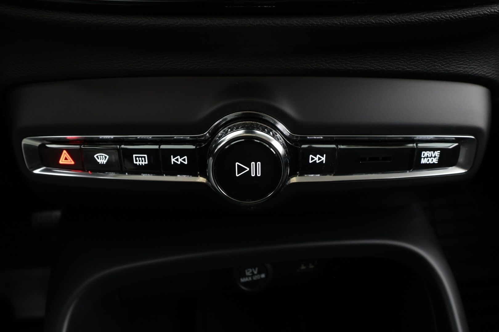 Volvo XC40 2020 D3 AWD Momentum aut * Webasto / ACC / H&K / LED / Sportpenkki Muistilla / P.tutkat / Navi / Kaistavahti / Keyless * - *Taloudellinen / Käytännöllinen / Katumaasturi*