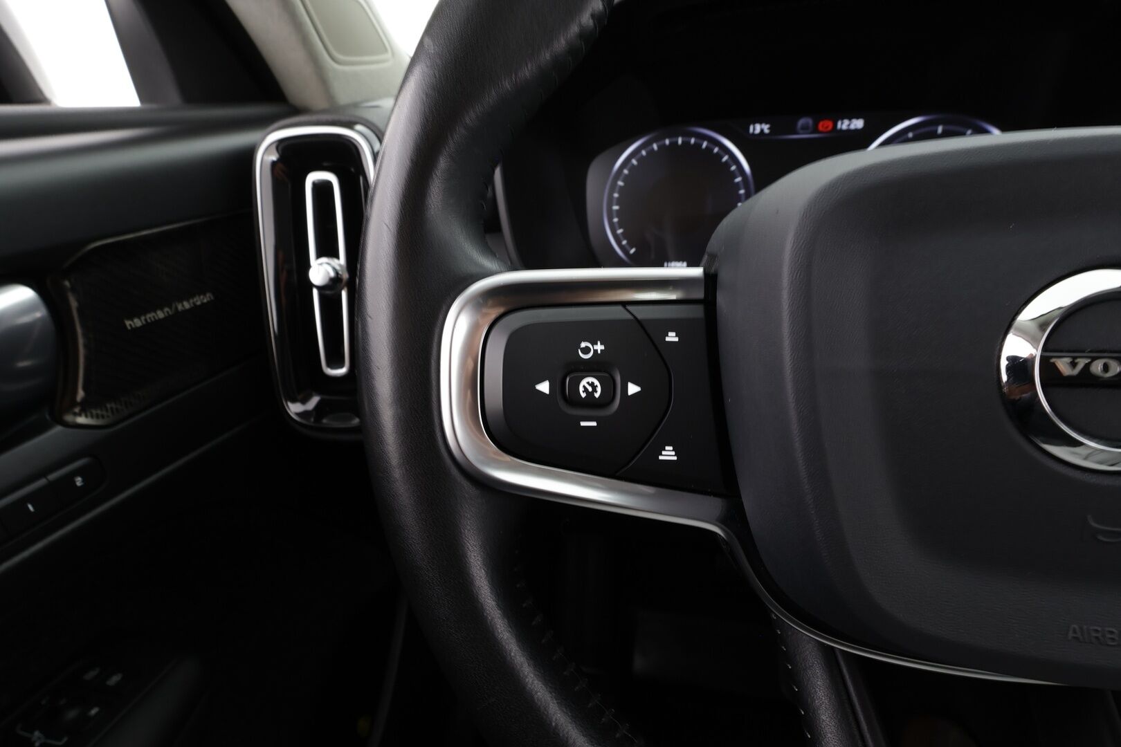 Volvo XC40 2020 D3 Momentum aut * Webasto / ACC / H&K / LED / Sportpenkki Muistilla / P.tutkat / Navi / Kaistavahti / Keyless * - *Juuri huollettu / Taloudellinen / Käytännöllinen / Katumaasturi* - HULLUT AVAJAISHULINAT KORKOTARJOUS 3,29 %