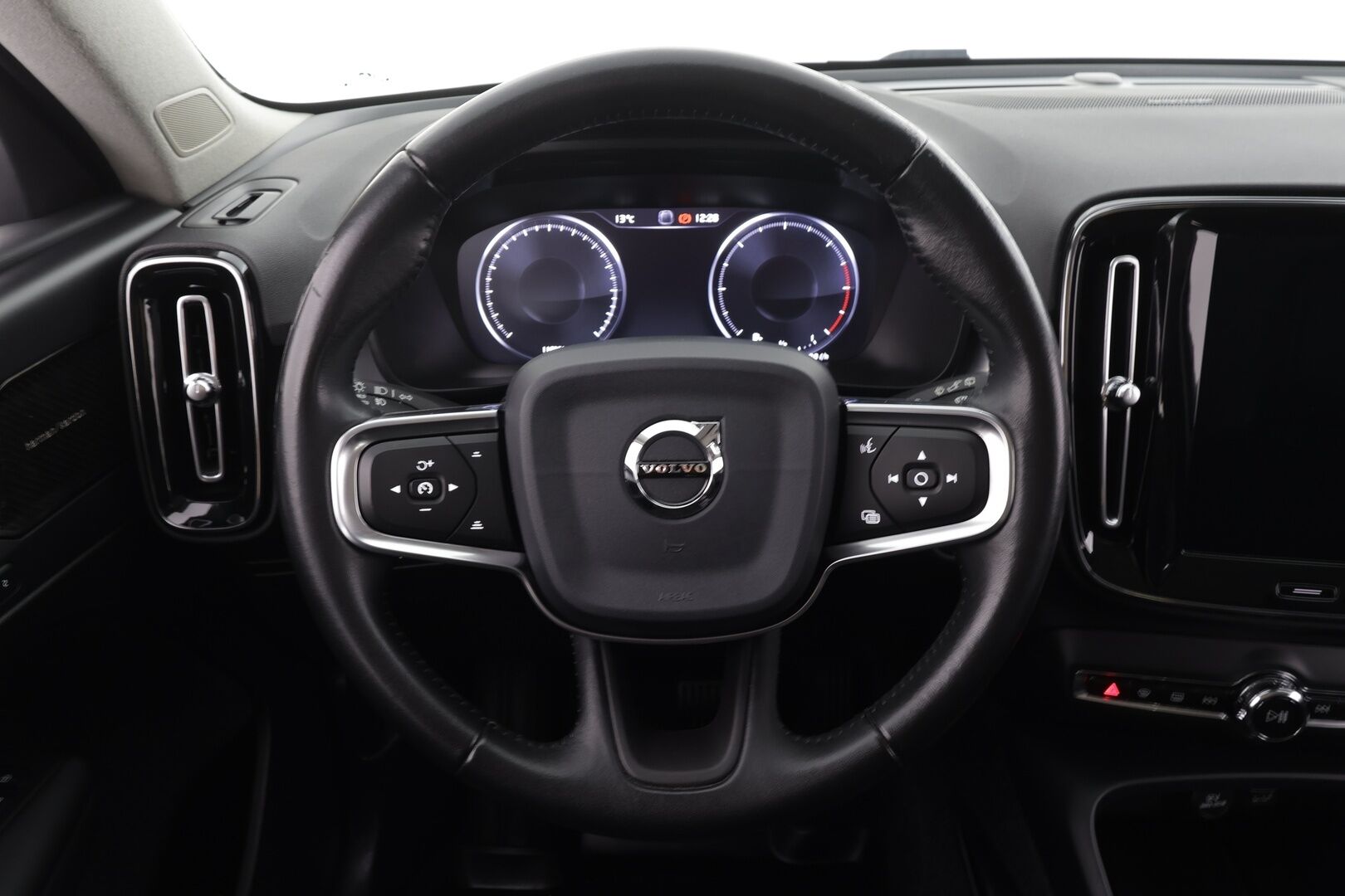 Volvo XC40 2020 D3 AWD Momentum aut * Webasto / ACC / H&K / LED / Sportpenkki Muistilla / P.tutkat / Navi / Kaistavahti / Keyless * - *Taloudellinen / Käytännöllinen / Katumaasturi*