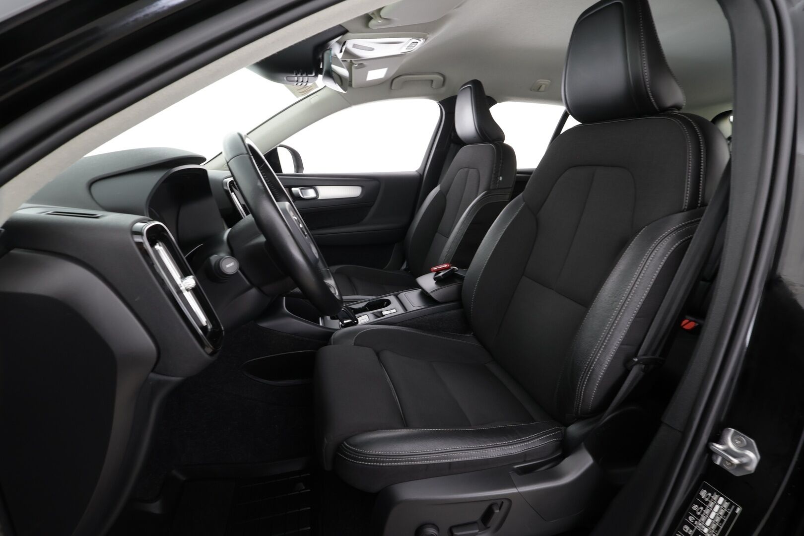 Volvo XC40 2020 D3 Momentum aut * Webasto / ACC / H&K / LED / Sportpenkki Muistilla / P.tutkat / Navi / Kaistavahti / Keyless * - *Juuri huollettu / Taloudellinen / Käytännöllinen / Katumaasturi* - HULLUT AVAJAISHULINAT KORKOTARJOUS 3,29 %