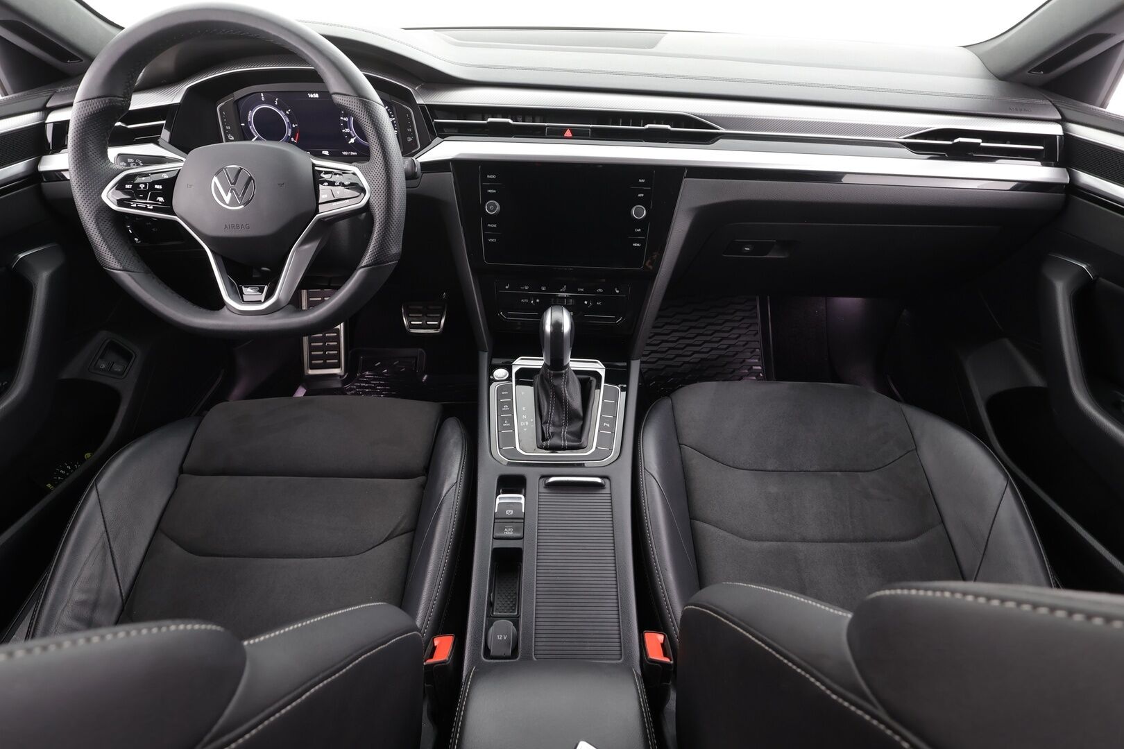 VOLKSWAGEN ARTEON 2022 Shooting Brake R-Line eHybrid 160 kW DSG * ACC / P.kamera / LED / Navi / KeylessGo / Webasto / Koukku * - Kahdet renkaat aluvanteilla - HULLUT BLACKWEEK JATKOT - KORKOTARJOUS 2,49%