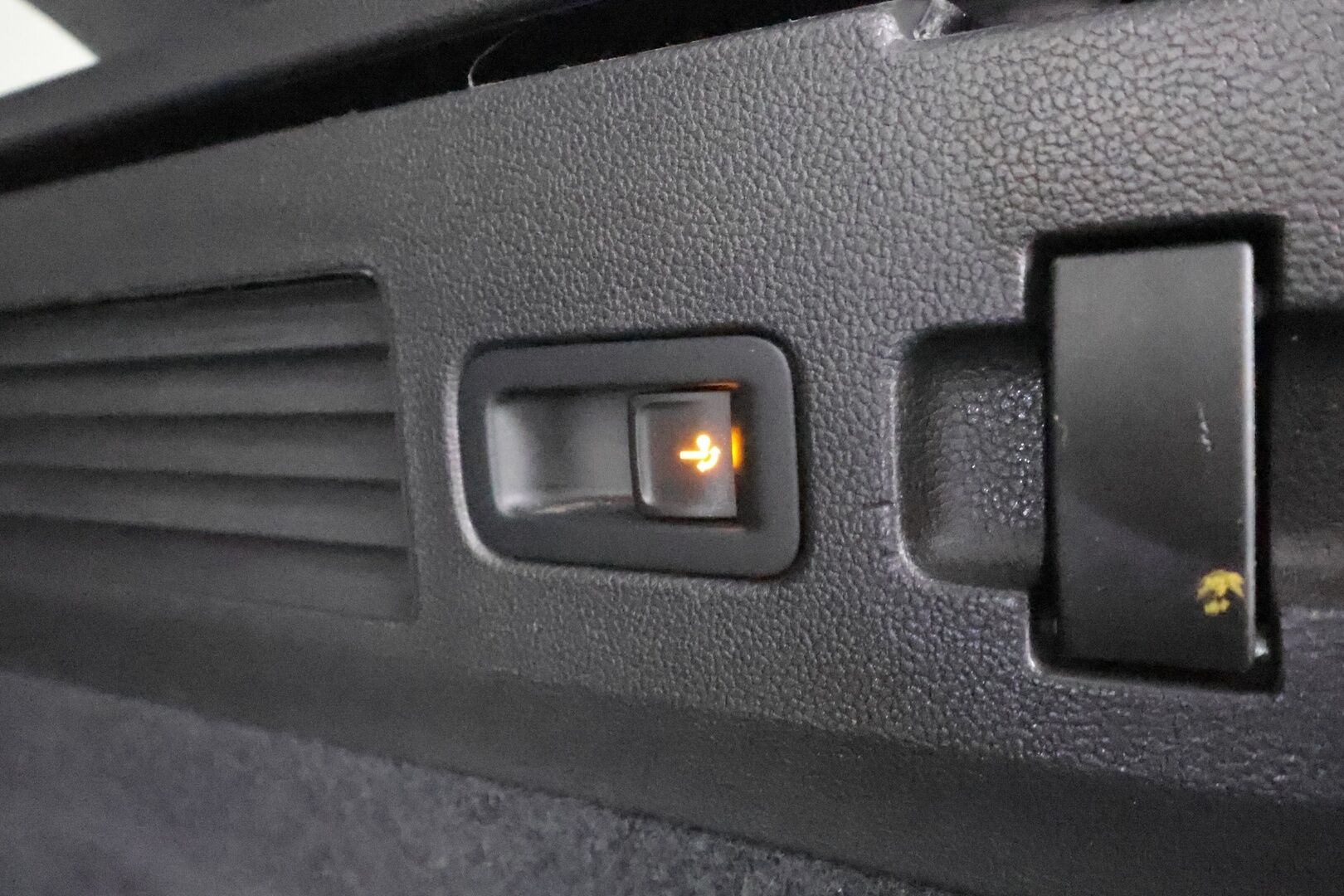 VOLKSWAGEN ARTEON 2022 Shooting Brake R-Line eHybrid 160 kW DSG * ACC / P.kamera / LED / Navi / KeylessGo / Webasto / Koukku * - Kahdet renkaat aluvanteilla - HULLUT BLACKWEEK JATKOT - KORKOTARJOUS 2,49%