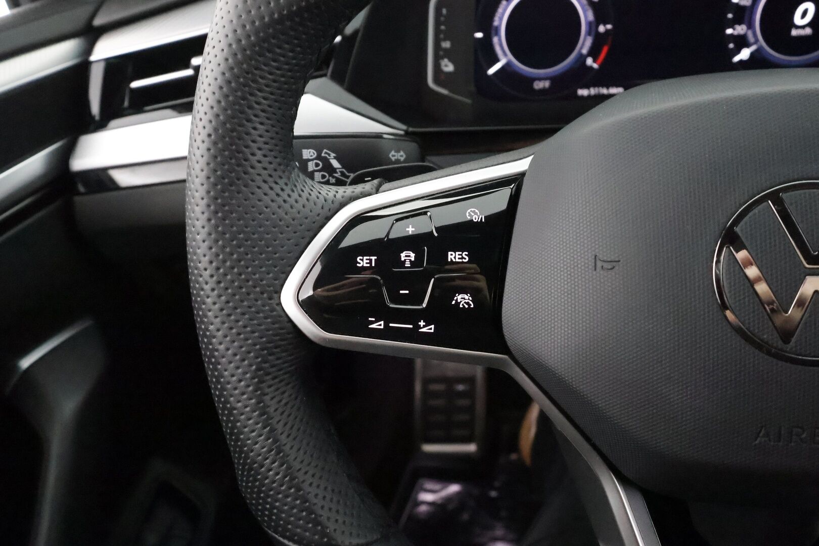 VOLKSWAGEN ARTEON 2022 Shooting Brake R-Line eHybrid 160 kW DSG * ACC / P.kamera / LED / Navi / KeylessGo / Webasto / Koukku * - Kahdet renkaat aluvanteilla - HULLUT BLACKWEEK JATKOT - KORKOTARJOUS 2,49%