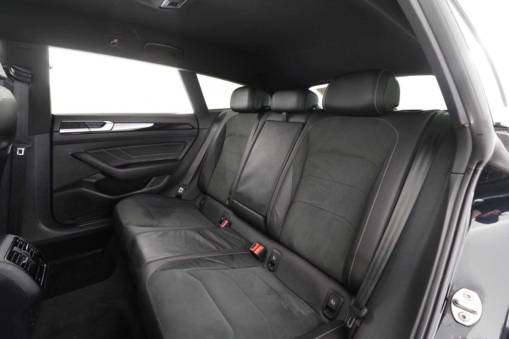 VOLKSWAGEN ARTEON 2022 Shooting Brake R-Line eHybrid 160 kW DSG * ACC / P.kamera / LED / Navi / KeylessGo / Webasto / Koukku * - Kahdet renkaat aluvanteilla - HULLUT BLACKWEEK JATKOT - KORKOTARJOUS 2,49%