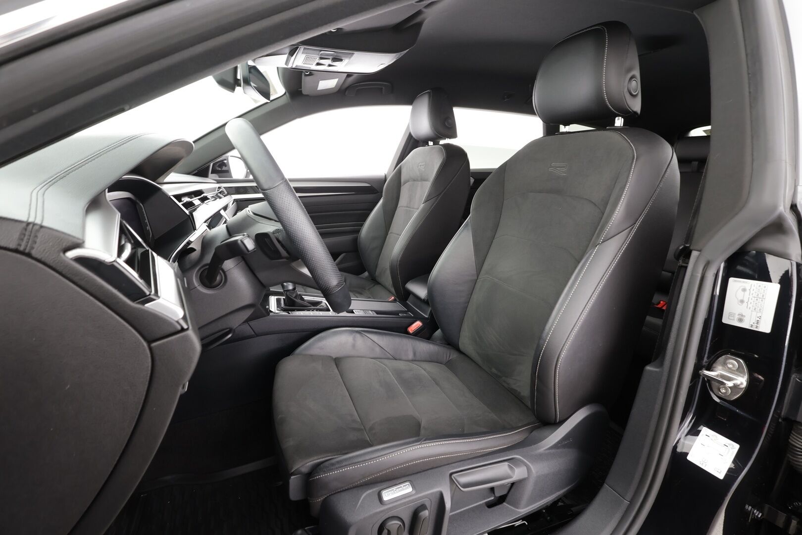 VOLKSWAGEN ARTEON 2022 Shooting Brake R-Line eHybrid 160 kW DSG * ACC / P.kamera / LED / Navi / KeylessGo / Webasto / Koukku * - Kahdet renkaat aluvanteilla - HULLUT BLACKWEEK JATKOT - KORKOTARJOUS 2,49%