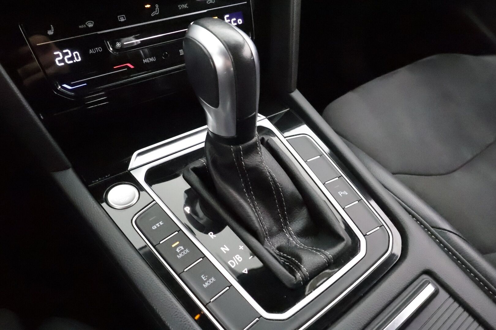 VOLKSWAGEN ARTEON 2022 Shooting Brake R-Line eHybrid 160 kW DSG * ACC / P.kamera / LED / Navi / KeylessGo / Webasto / Koukku * - Kahdet renkaat aluvanteilla - HULLUT BLACKWEEK JATKOT - KORKOTARJOUS 2,49%