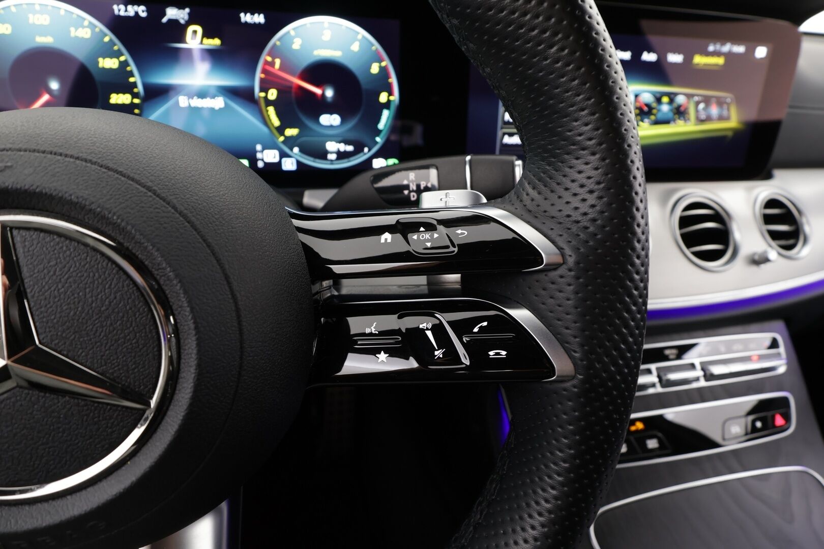 MERCEDES-BENZ E 2023 300 de Edition 4MATIC T A *  Distronic + /  Burmester / HUD / Widescreen /  Muistinahat / Kaistavahti / Navi * - P-Kamera / Kahdet renkaat - HULLUT BLACKWEEK JATKOT - KORKOTARJOUS 2,49%