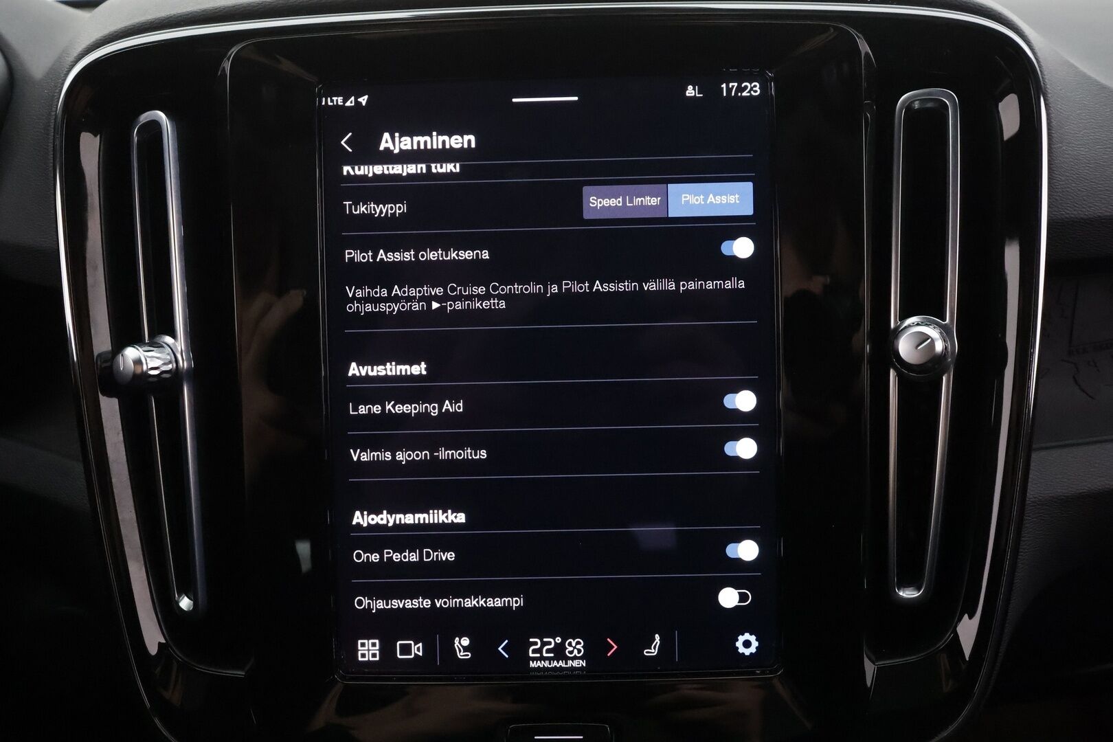 Volvo C40 2023 Recharge Single Plus aut * Pixel-LED / Pilot assist / Lasikatto / Muistipenkki / Harman/Kardon * - Akku kuntotarkastettu SOH 96,2% / Lämpöpumppu /  2x renkaat / Huippu varusteltu yksilö! 