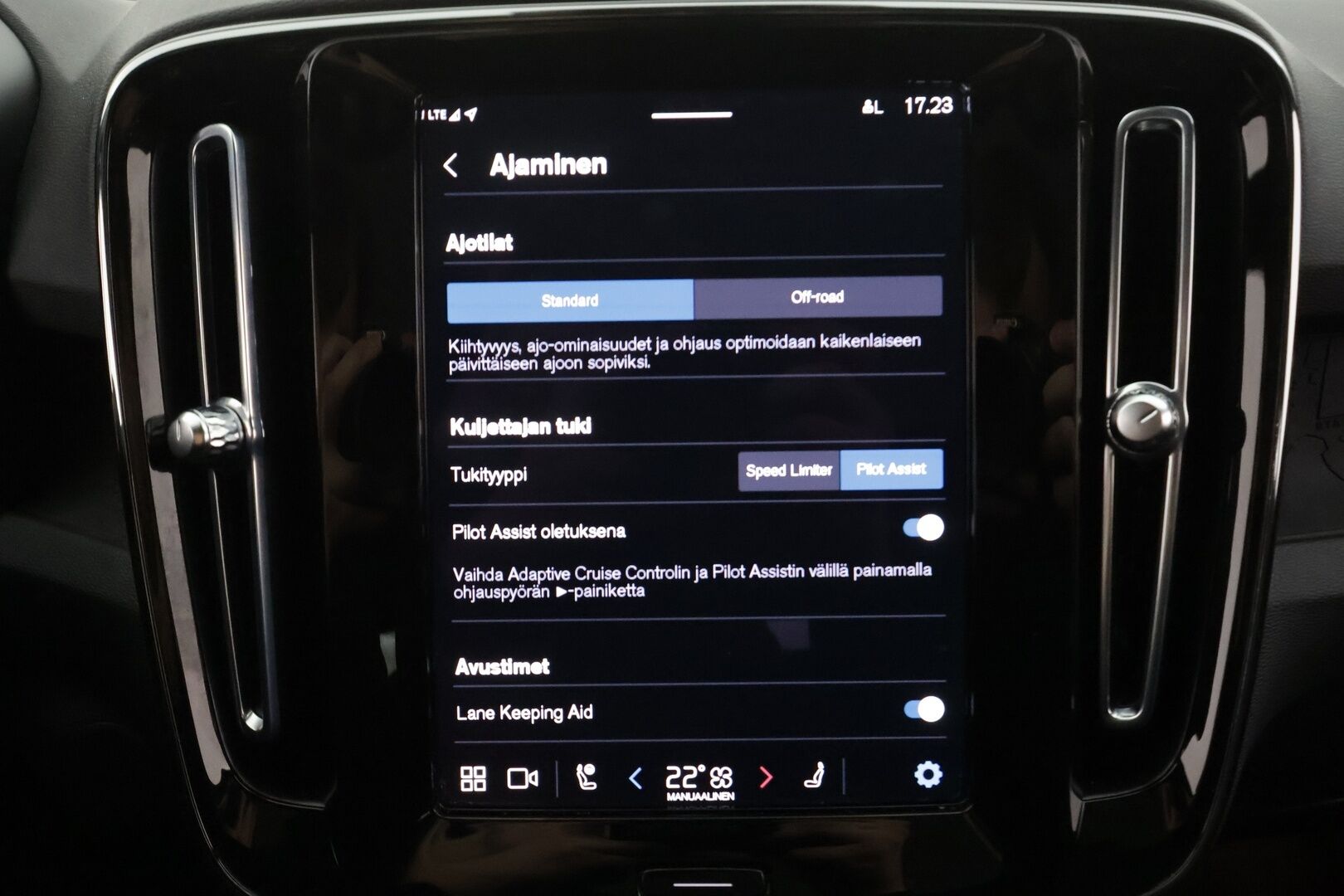 Volvo C40 2023 Recharge Single Plus aut * ILP / Lasikatto / ACC / Pixel-LED / H&K / 360° / Sportpenkki Muistilla / Navi / Kaistavahti * - Akku kuntotarkastettu / 2x Latauskaapelit / Kahdet renkaat