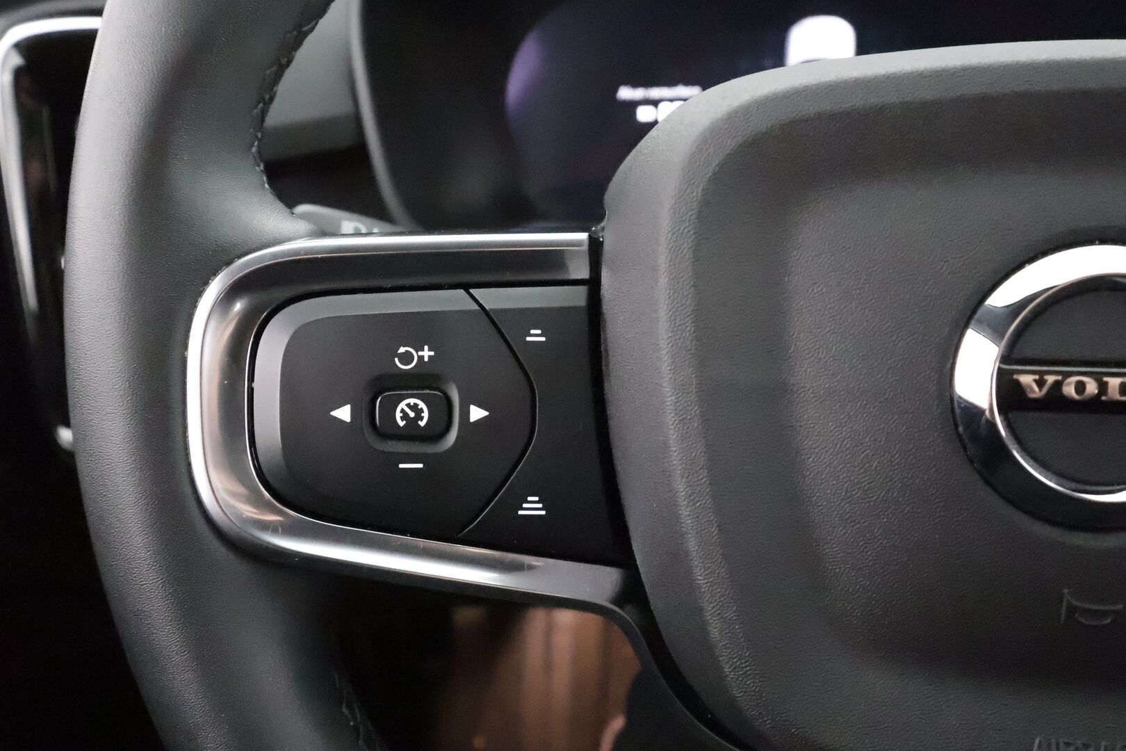 Volvo C40 2023 Recharge Single Plus aut * Pixel-LED / Pilot assist / Lasikatto / Muistipenkki / Harman/Kardon * - Akku kuntotarkastettu SOH 96,2% / Lämpöpumppu /  2x renkaat / Huippu varusteltu yksilö! 