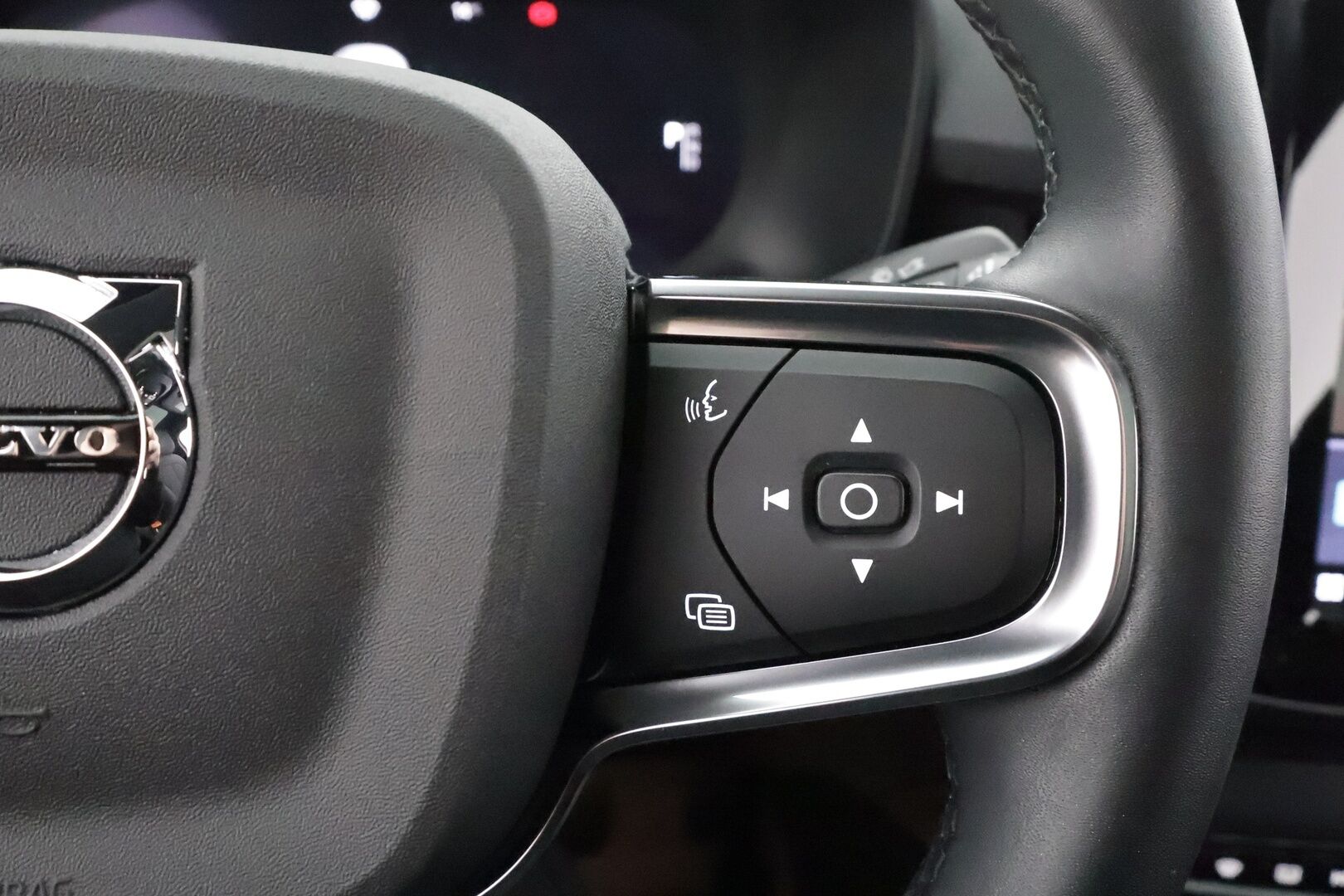 Volvo C40 2023 Recharge Single Plus aut * ILP / Lasikatto / ACC / Pixel-LED / H&K / 360° / Sportpenkki Muistilla / Navi / Kaistavahti * - Akku kuntotarkastettu / 2x Latauskaapelit / Kahdet renkaat