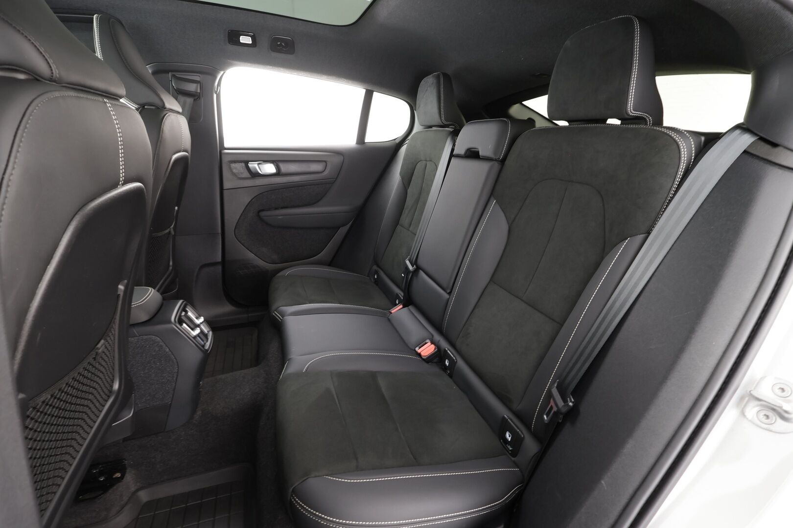 Volvo C40 2023 Recharge Single Motor Plus Edition * ACC / ILP / P.kamera / LED / Navi / Lasikatto / Muistipenkki / BLIS / Puolinahat * - Kahdet renkaat aluvanteilla / Merkkihuollettu - HULLUT JOULUT KORKOTARJOUS 2,49% 