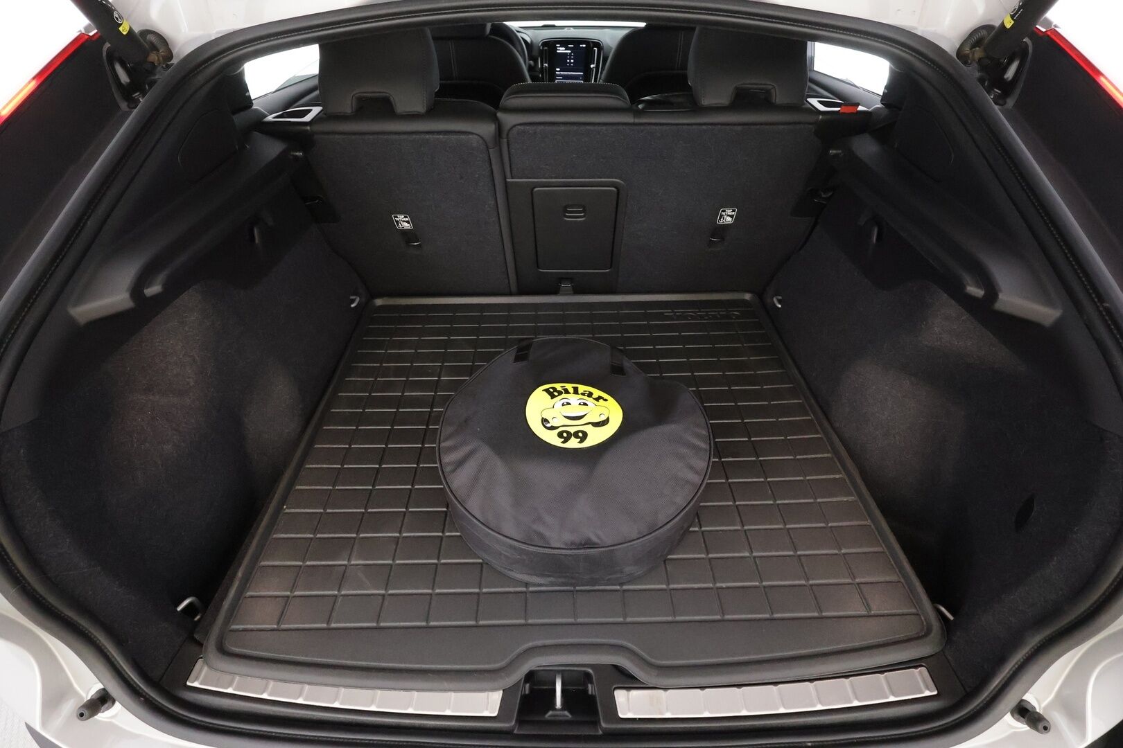 Volvo C40 2023 Recharge Single Motor Plus Edition * ACC / ILP / P.kamera / LED / Navi / Lasikatto / Muistipenkki / BLIS / Puolinahat * - Kahdet renkaat aluvanteilla / Merkkihuollettu - HULLUT JOULUT KORKOTARJOUS 2,49% 