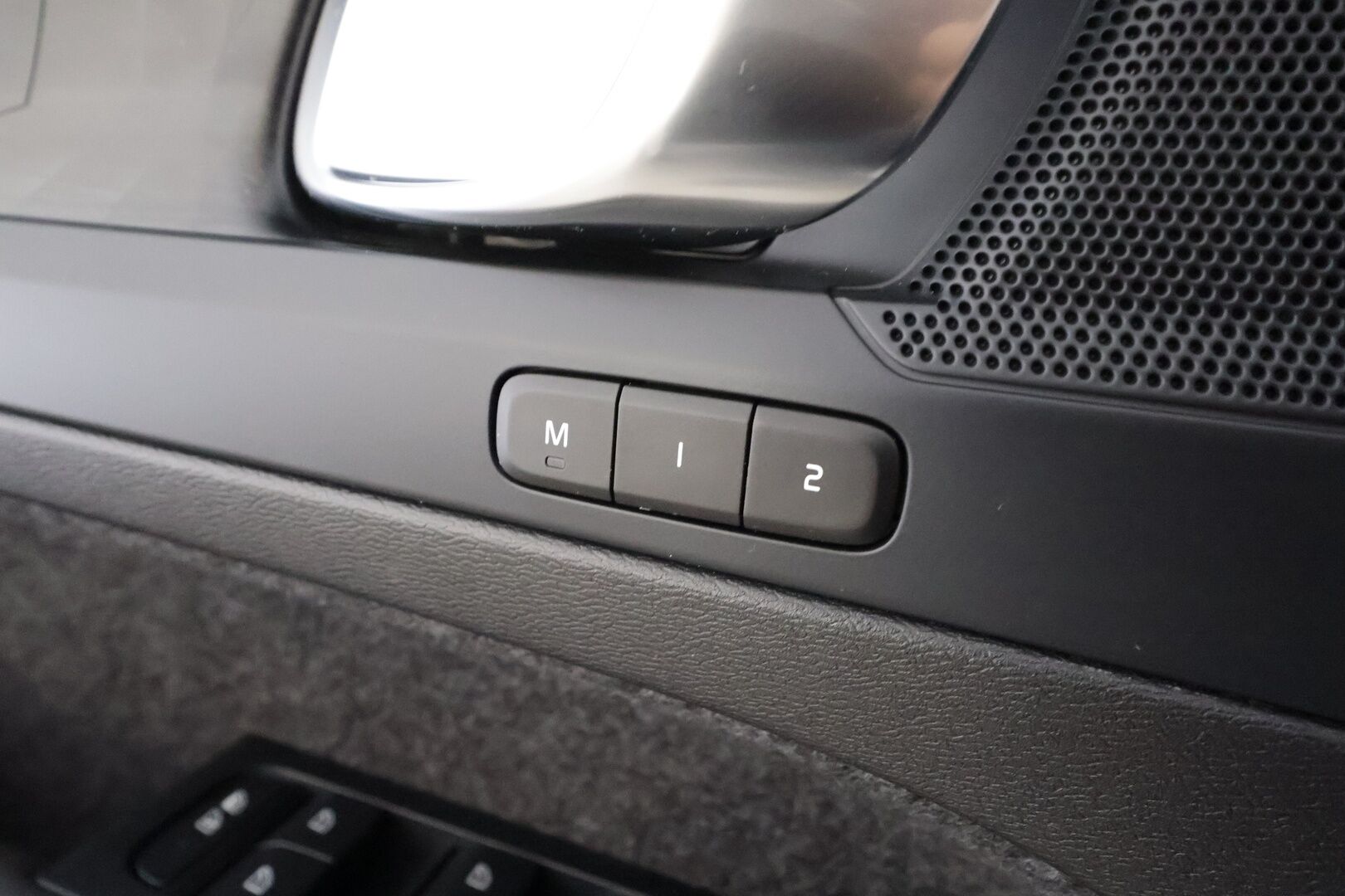 Volvo C40 2023 Recharge Single Motor Plus Edition * ACC / ILP / P.kamera / LED / Navi / Lasikatto / Muistipenkki / BLIS / Puolinahat * - Kahdet renkaat aluvanteilla / Merkkihuollettu - HULLUT JOULUT KORKOTARJOUS 2,49% 