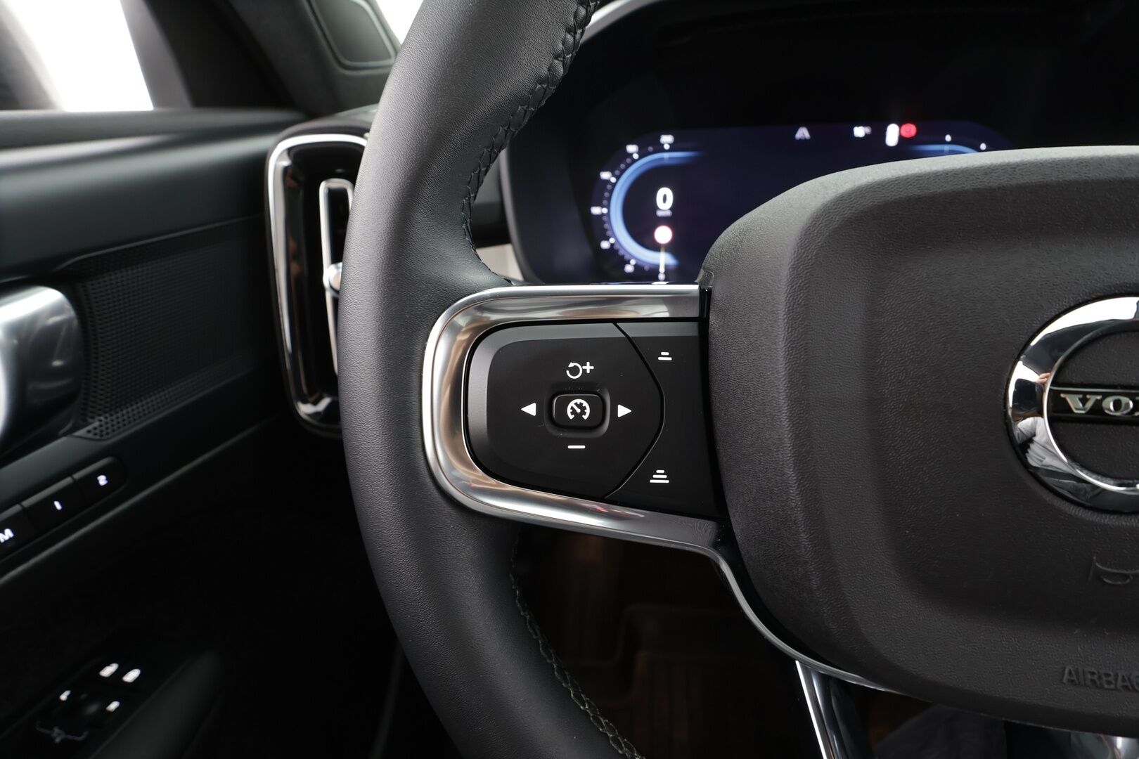 Volvo C40 2023 Recharge Single Motor Plus Edition * ACC / ILP / P.kamera / LED / Navi / Lasikatto / Muistipenkki / BLIS / Puolinahat * - Kahdet renkaat aluvanteilla / Merkkihuollettu - HULLUT JOULUT KORKOTARJOUS 2,49% 