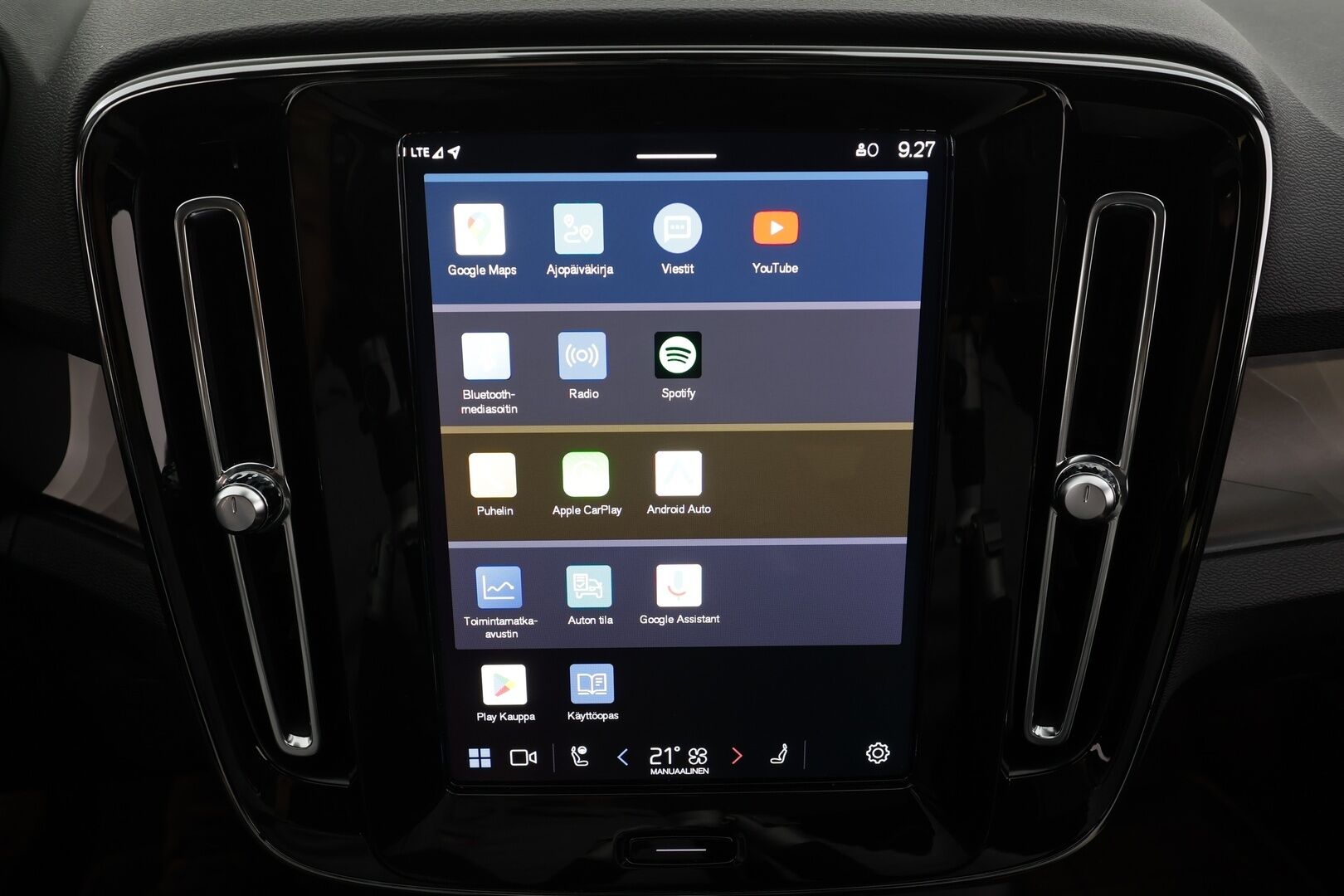 Volvo C40 2023 Recharge Single Motor Plus Edition * ACC / ILP / P.kamera / LED / Navi / Lasikatto / Muistipenkki / BLIS / Puolinahat * - Kahdet renkaat aluvanteilla / Merkkihuollettu - HULLUT JOULUT KORKOTARJOUS 2,49% 