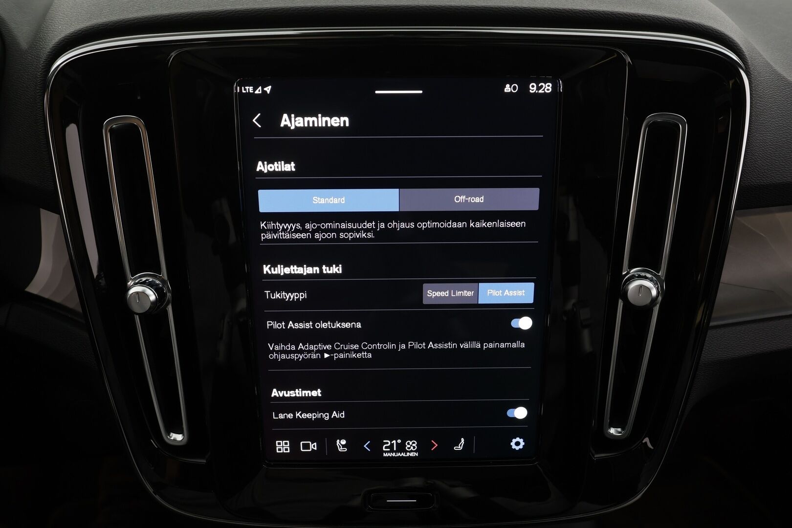 Volvo C40 2023 Recharge Single Motor Plus Edition * ACC / ILP / P.kamera / LED / Navi / Lasikatto / Muistipenkki / BLIS / Puolinahat * - Kahdet renkaat aluvanteilla / Merkkihuollettu - HULLUT JOULUT KORKOTARJOUS 2,49% 