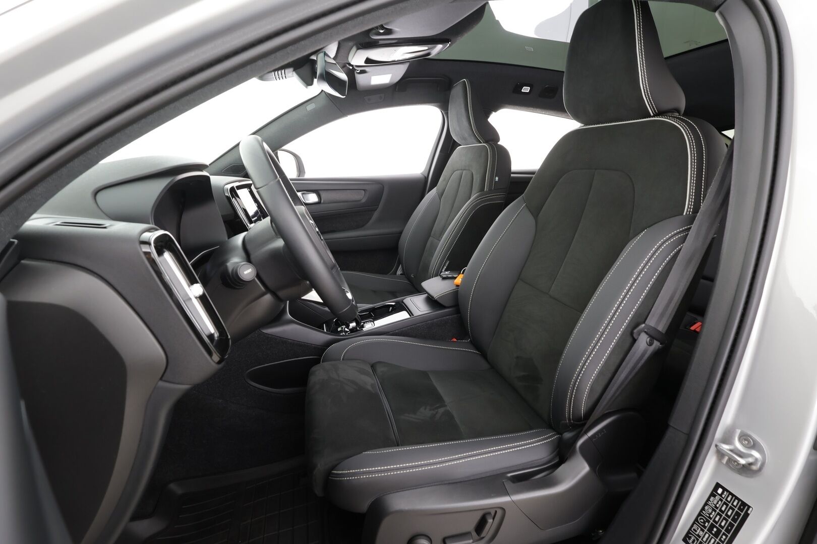 Volvo C40 2023 Recharge Single Motor Plus Edition * ACC / ILP / P.kamera / LED / Navi / Lasikatto / Muistipenkki / BLIS / Puolinahat * - Kahdet renkaat aluvanteilla / Merkkihuollettu - HULLUT JOULUT KORKOTARJOUS 2,49% 