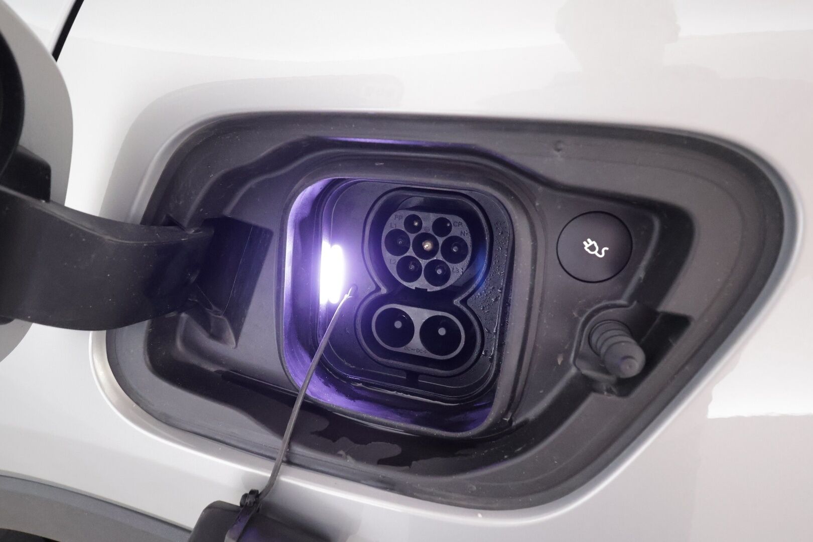 Volvo C40 2023 Recharge Single Motor Plus Edition * ACC / ILP / P.kamera / LED / Navi / Lasikatto / Muistipenkki / BLIS / Puolinahat * - Kahdet renkaat aluvanteilla / Merkkihuollettu - HULLUT JOULUT KORKOTARJOUS 2,49% 