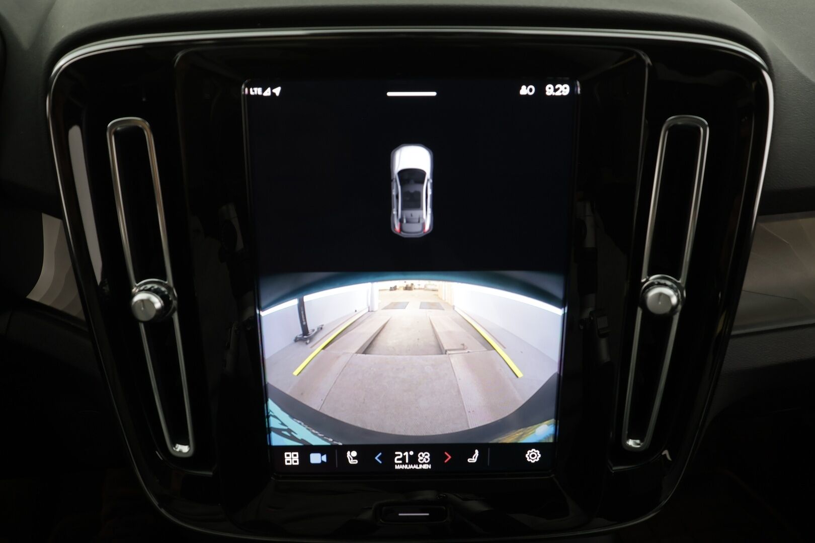 Volvo C40 2023 Recharge Single Motor Plus Edition * ACC / ILP / P.kamera / LED / Navi / Lasikatto / Muistipenkki / BLIS / Puolinahat * - Kahdet renkaat aluvanteilla / Merkkihuollettu - HULLUT JOULUT KORKOTARJOUS 2,49% 